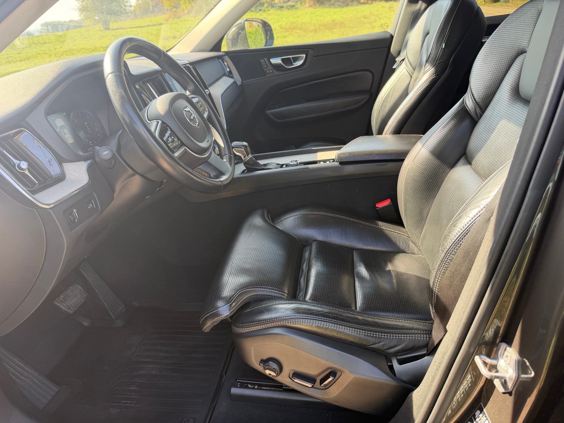 VOLVO XC60 D4 AWD Inscription Geartronic-image-4