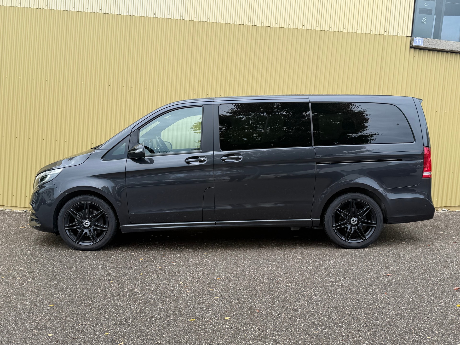 MERCEDES-BENZ V 300 d lang Avantgarde 4Matic 9G-Tronic AMG Line-image-2