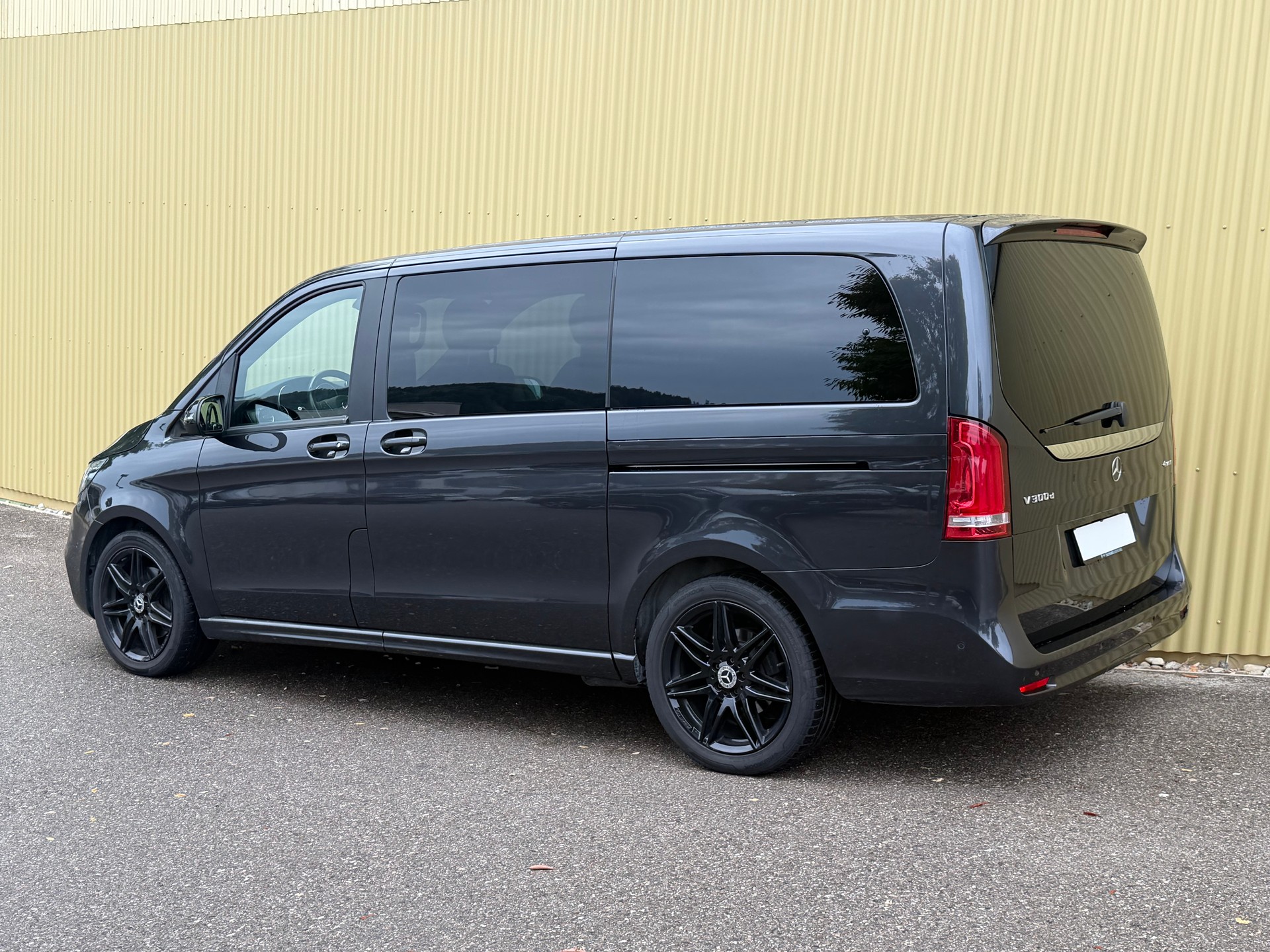 MERCEDES-BENZ V 300 d lang Avantgarde 4Matic 9G-Tronic AMG Line-image-3