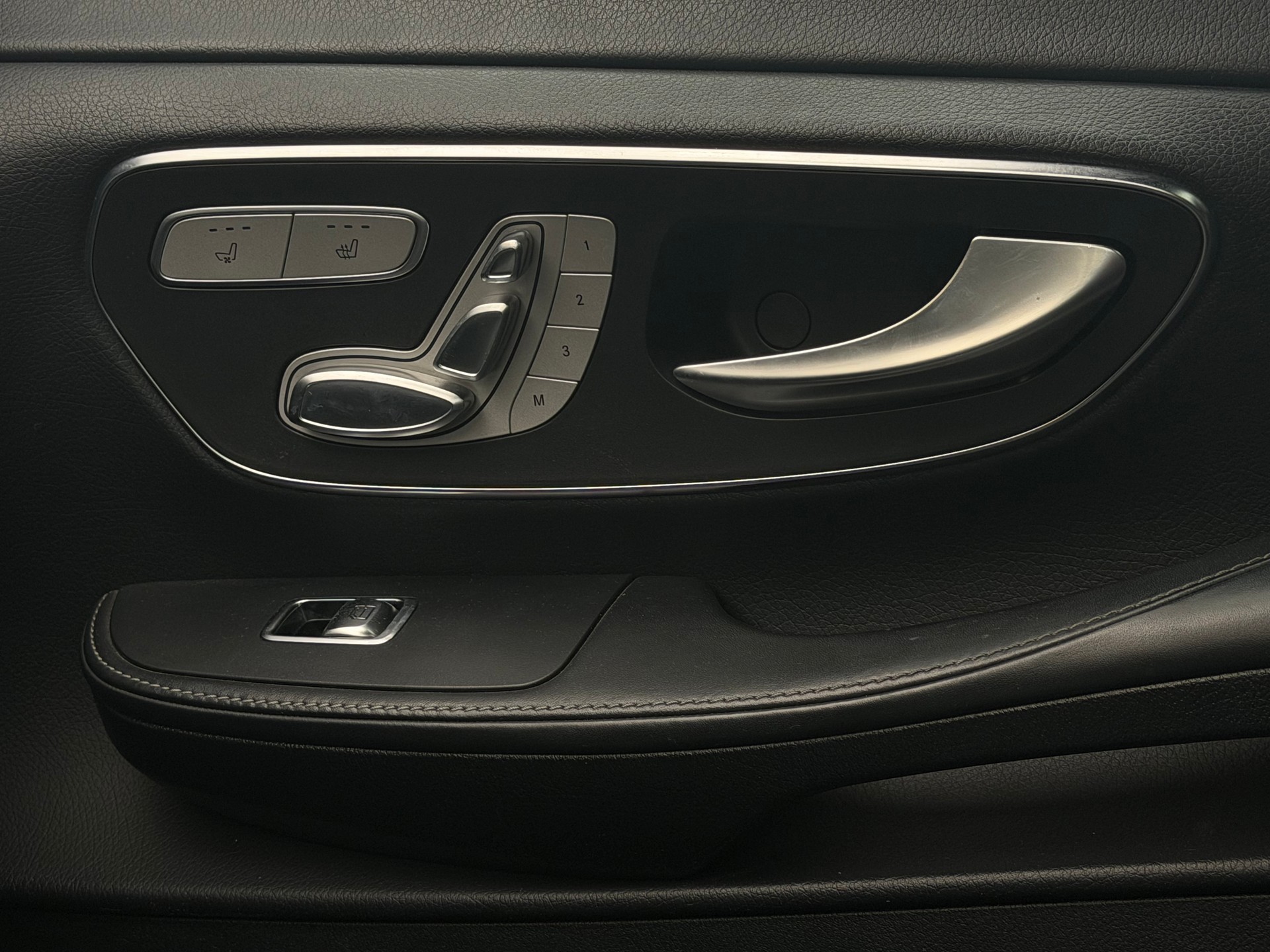 MERCEDES-BENZ V 300 d lang Avantgarde 4Matic 9G-Tronic AMG Line-image-11