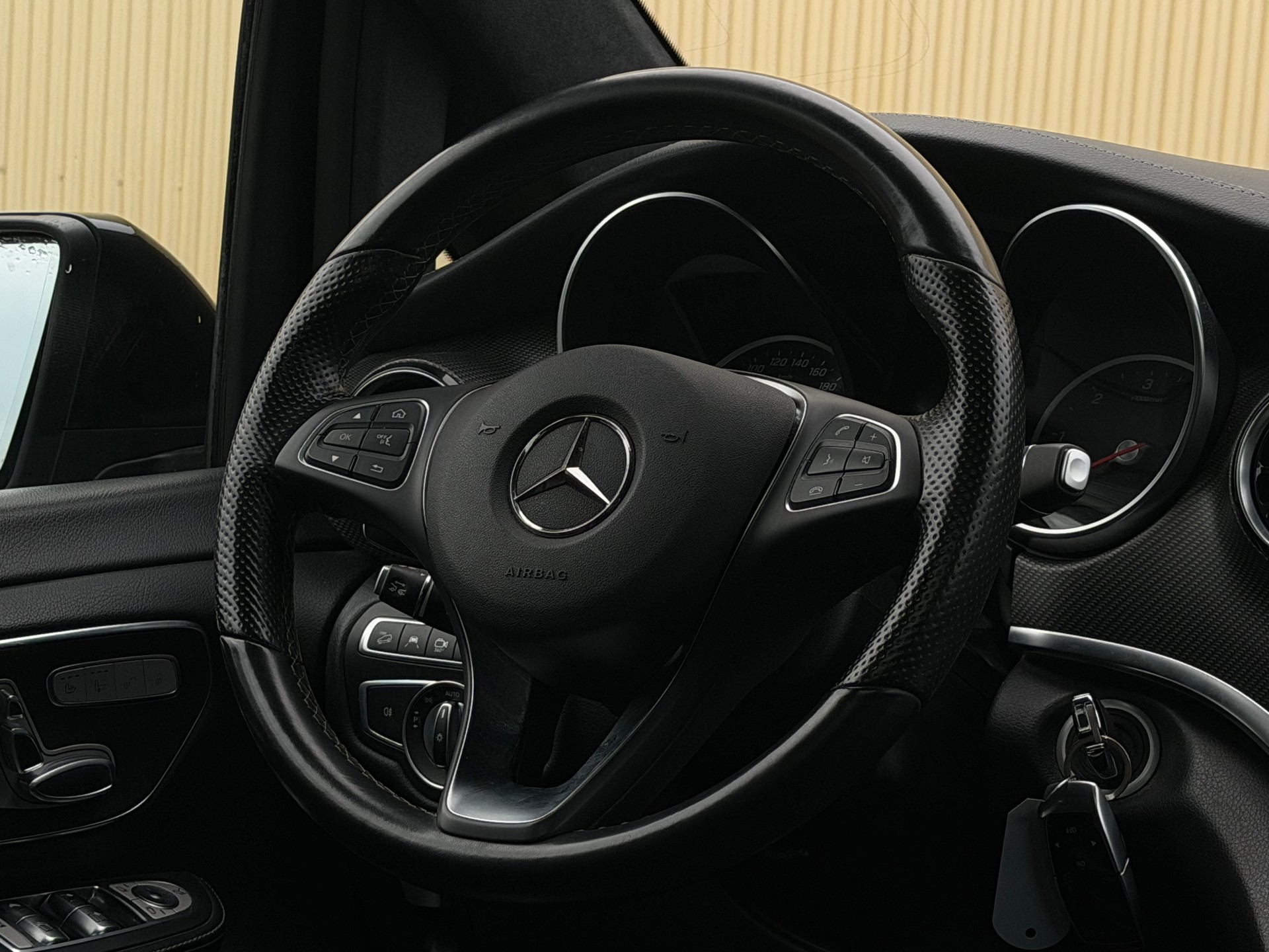 MERCEDES-BENZ V 300 d lang Avantgarde 4Matic 9G-Tronic AMG Line-image-6