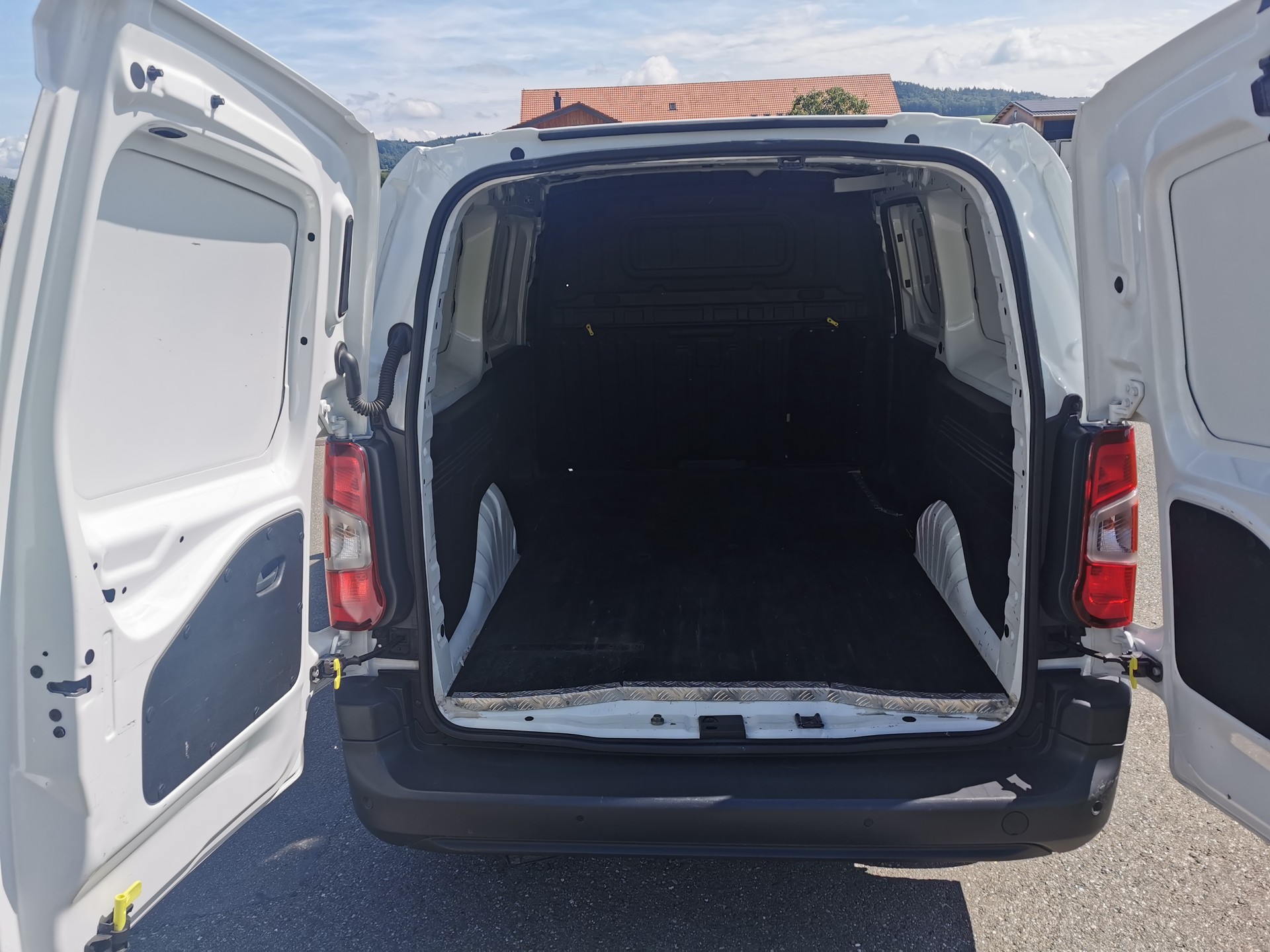 PEUGEOT Partner 1.6 Blue HDi s/s Asphalt Long 1000kg-image-8