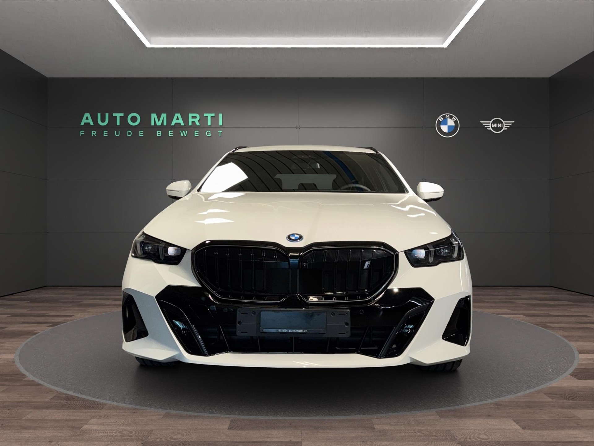 BMW i5 eDrive40 Touring-image-11