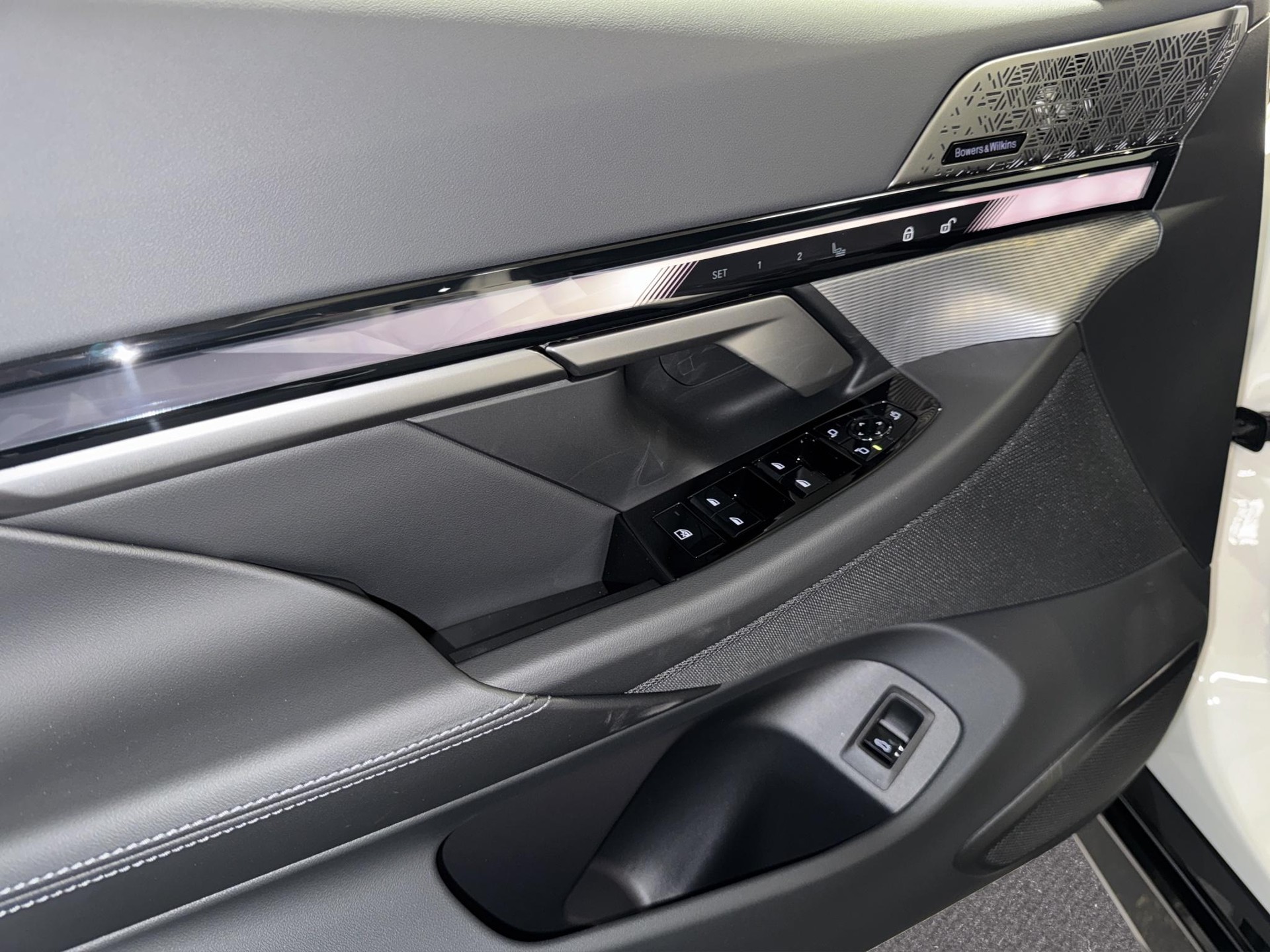 BMW i5 eDrive40 Touring-image-18