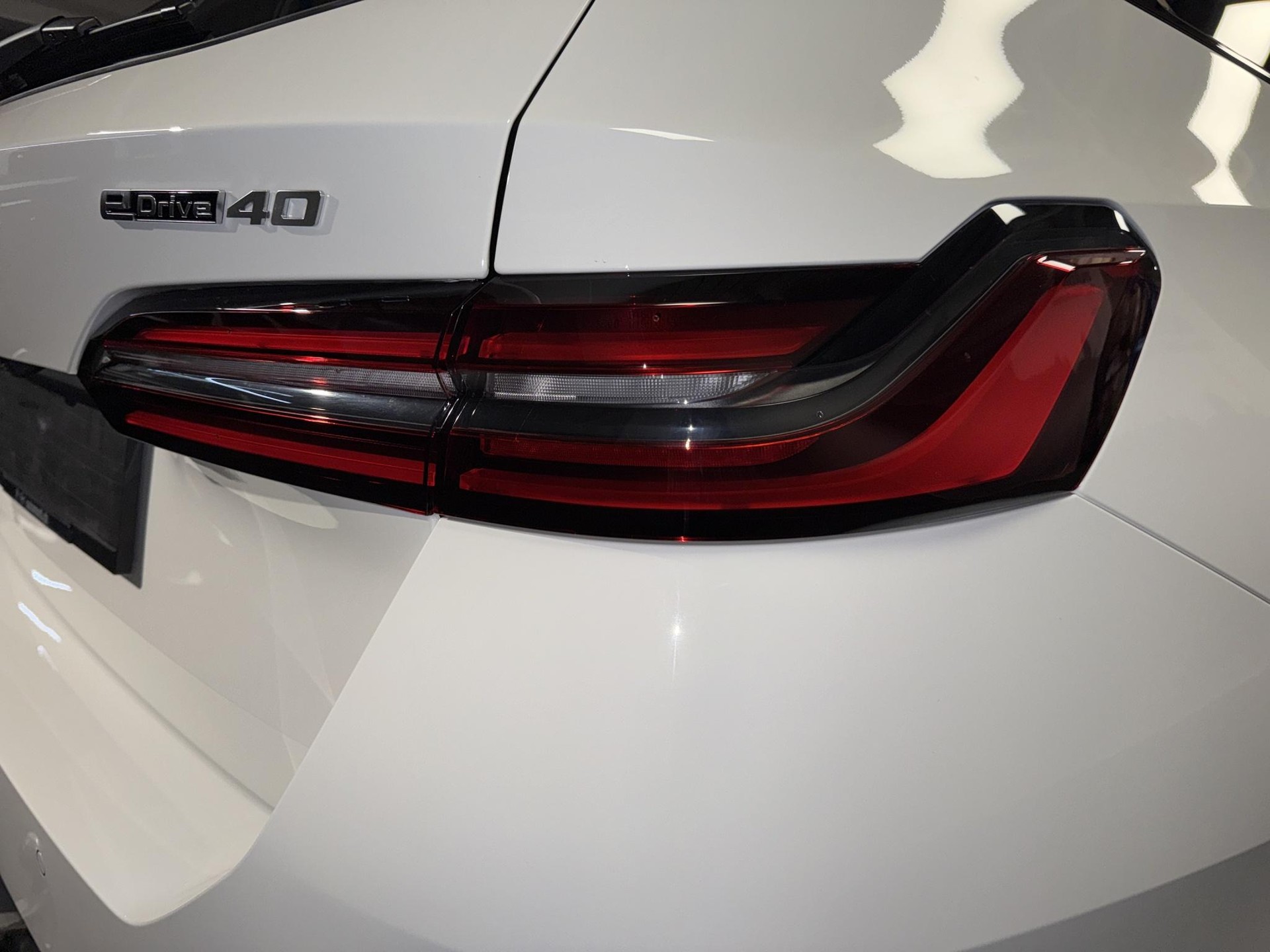 BMW i5 eDrive40 Touring-image-12