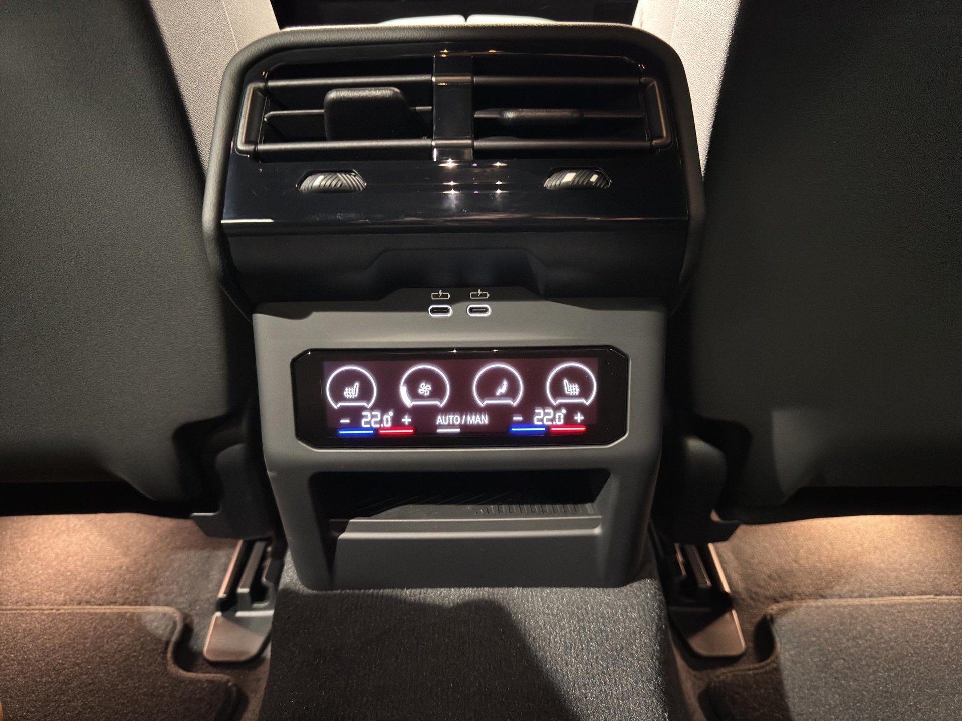 BMW i5 eDrive40 Touring-image-16