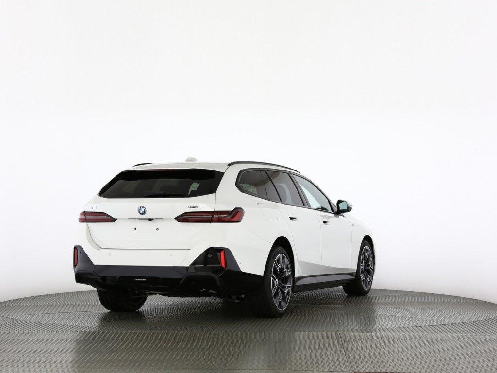 BMW i5 eDrive40 Touring-image-1