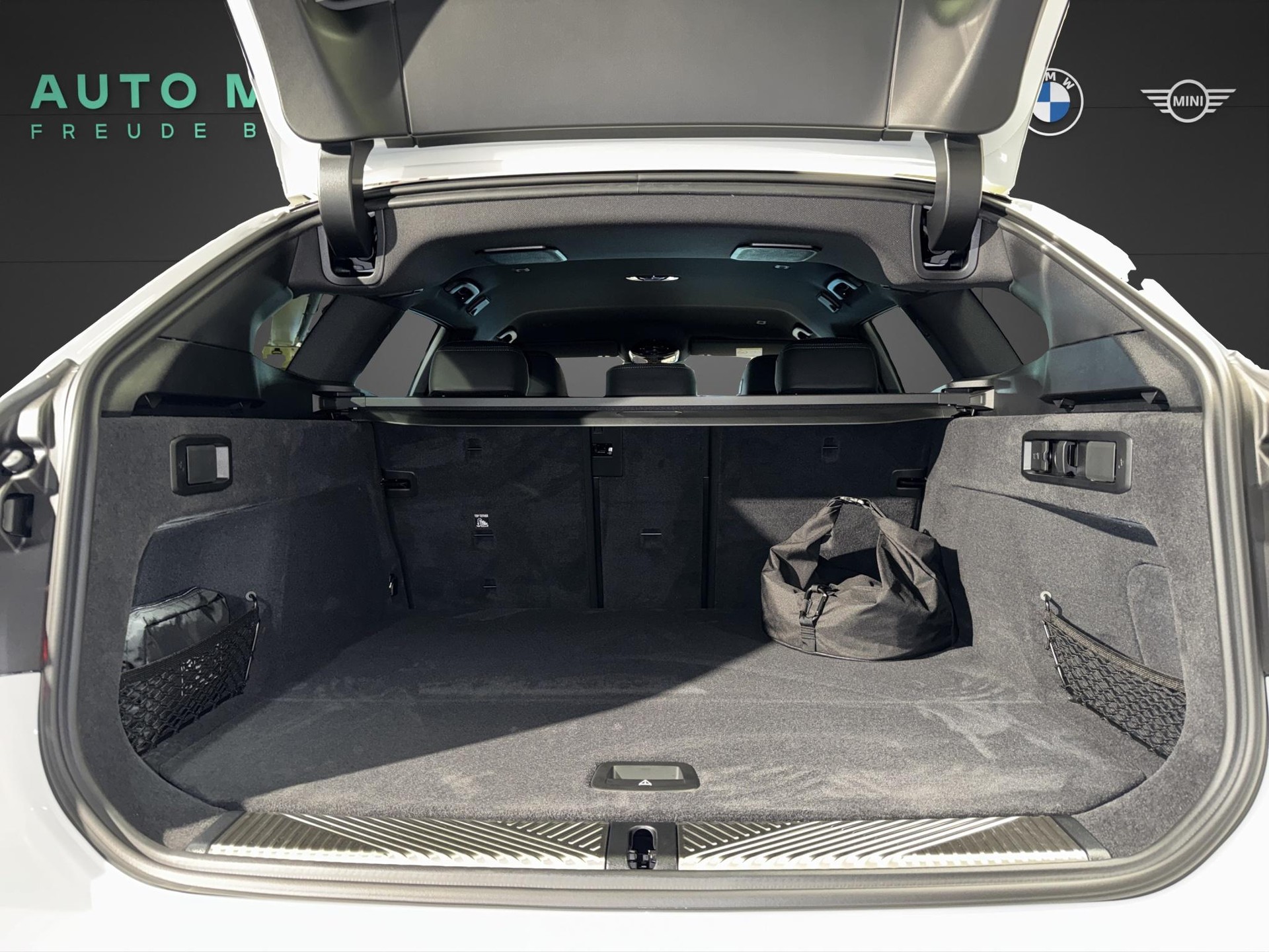 BMW i5 eDrive40 Touring-image-22