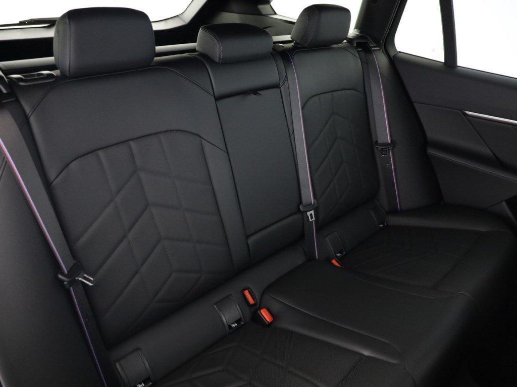 BMW i5 eDrive40 Touring-image-4