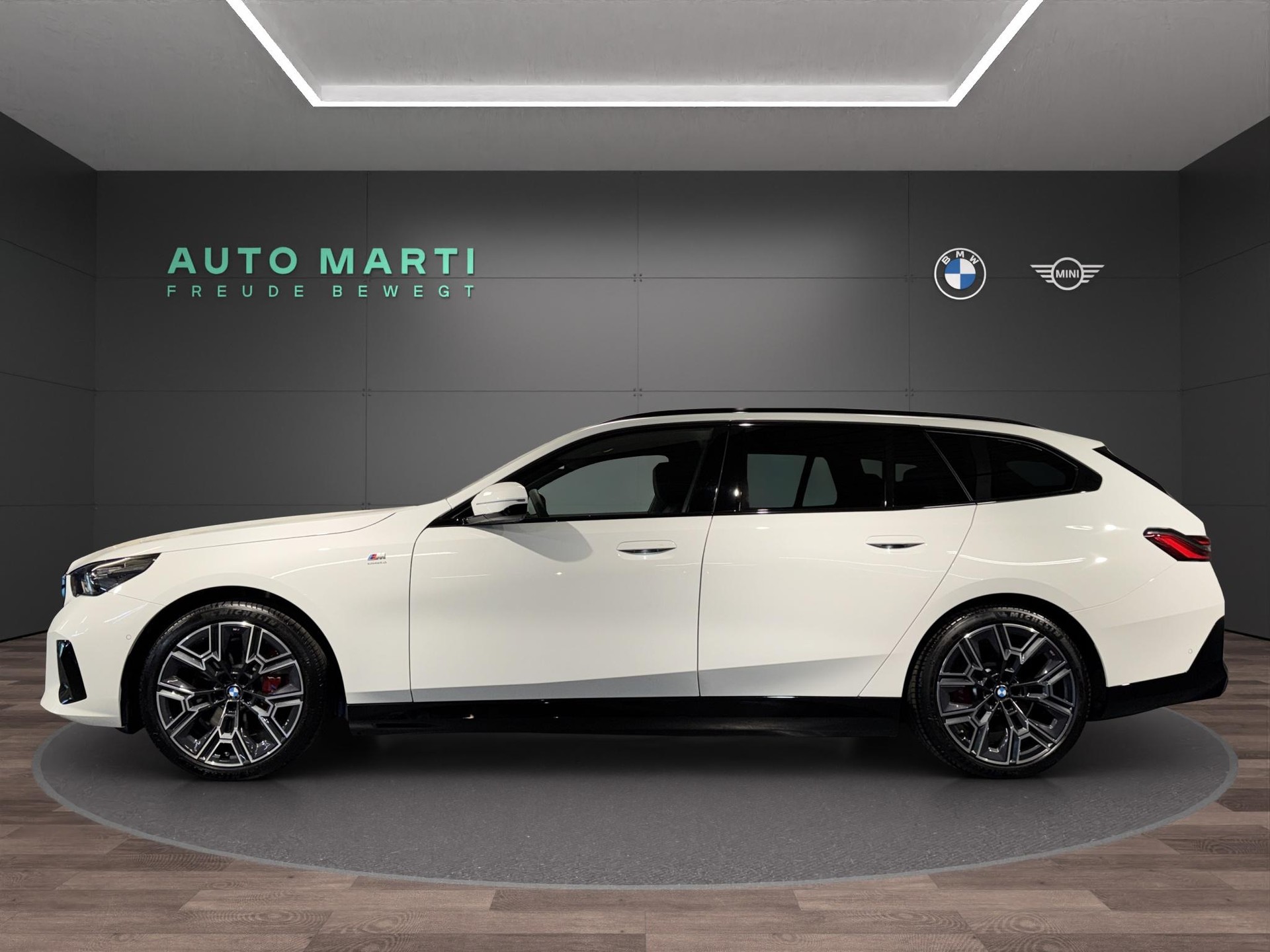 BMW i5 eDrive40 Touring-image-8