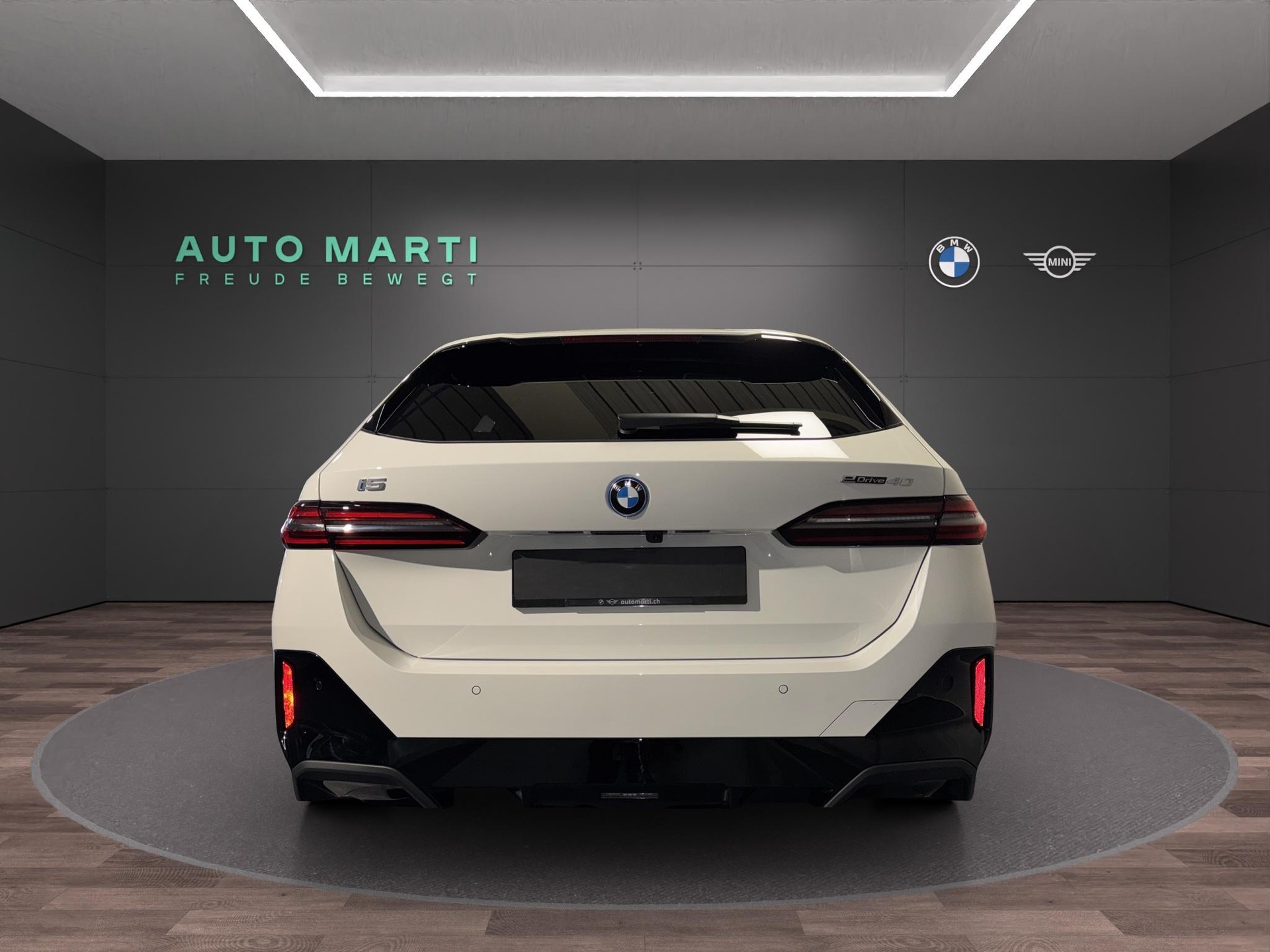 BMW i5 eDrive40 Touring-image-9