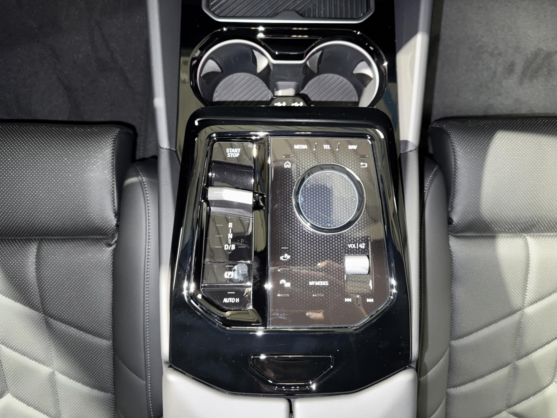BMW i5 eDrive40 Touring-image-17