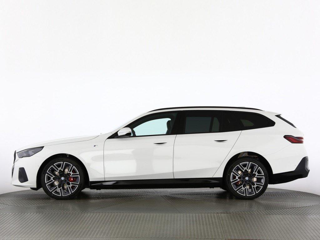 BMW i5 eDrive40 Touring-image-2