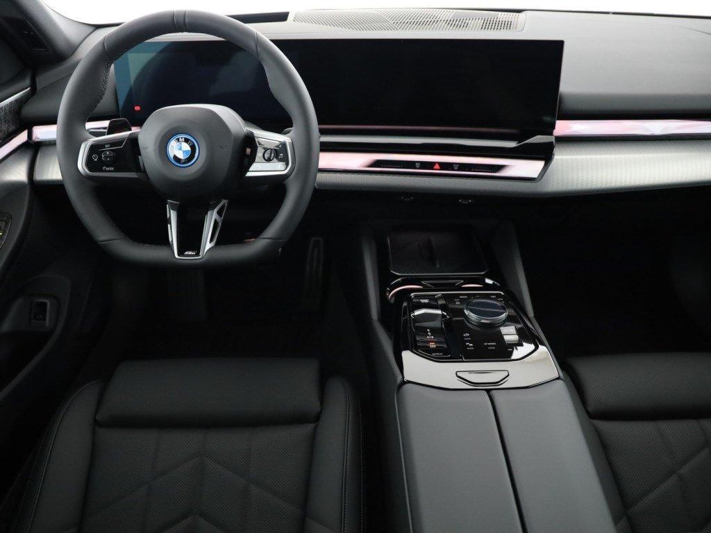 BMW i5 eDrive40 Touring-image-5