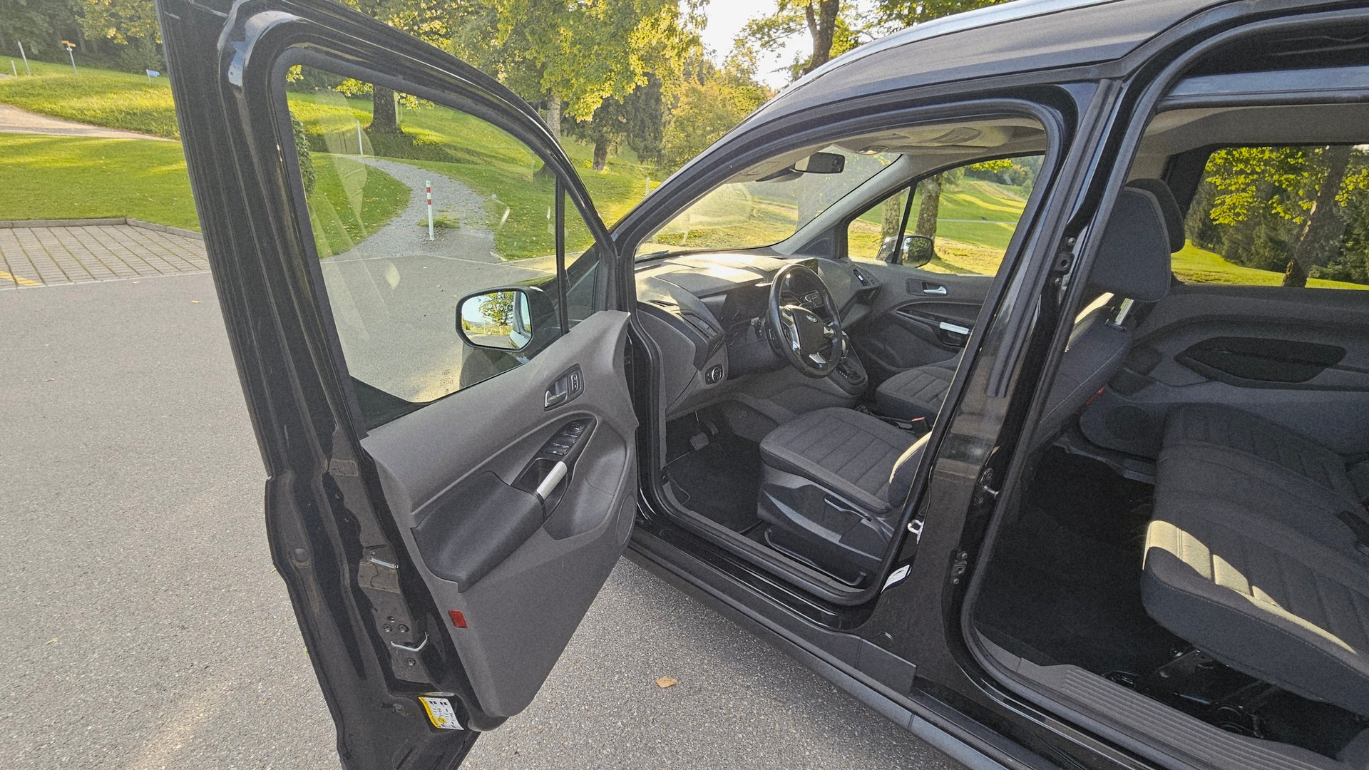 FORD Grand Tourneo Connect 1.5 EcoBlue Titanium Automat-image-6