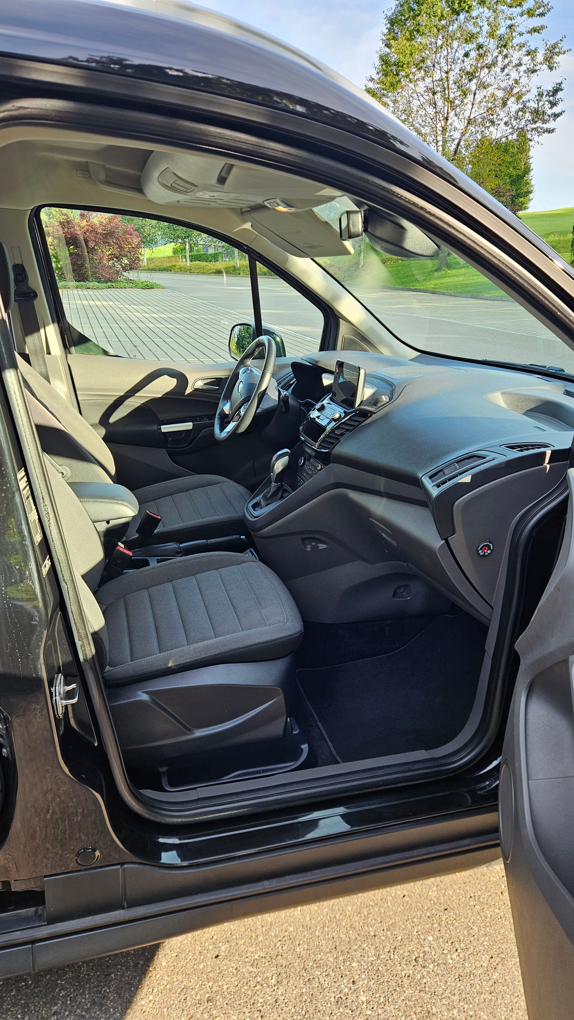 FORD Grand Tourneo Connect 1.5 EcoBlue Titanium Automat-image-5