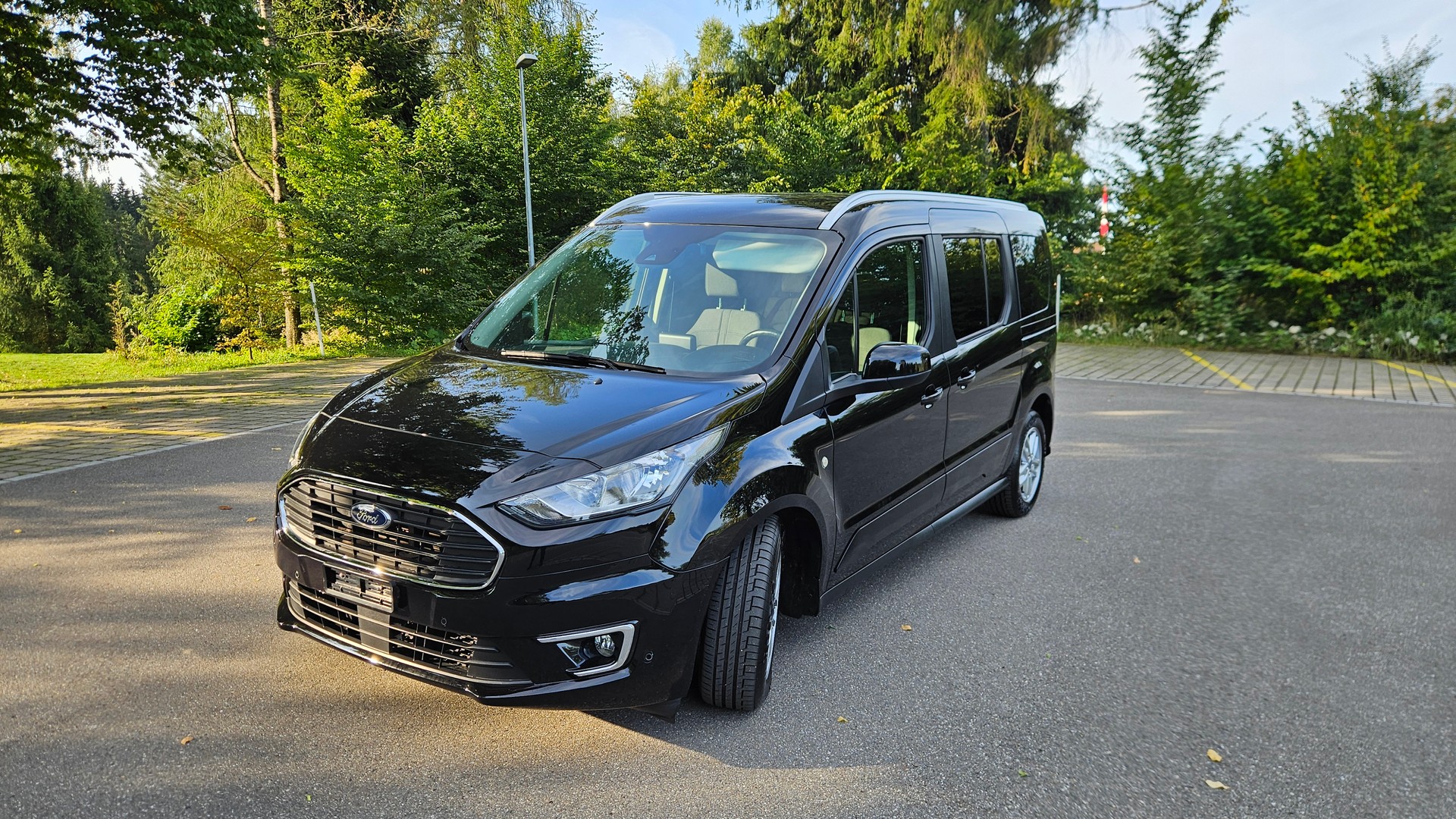 FORD Grand Tourneo Connect 1.5 EcoBlue Titanium Automat-image-3