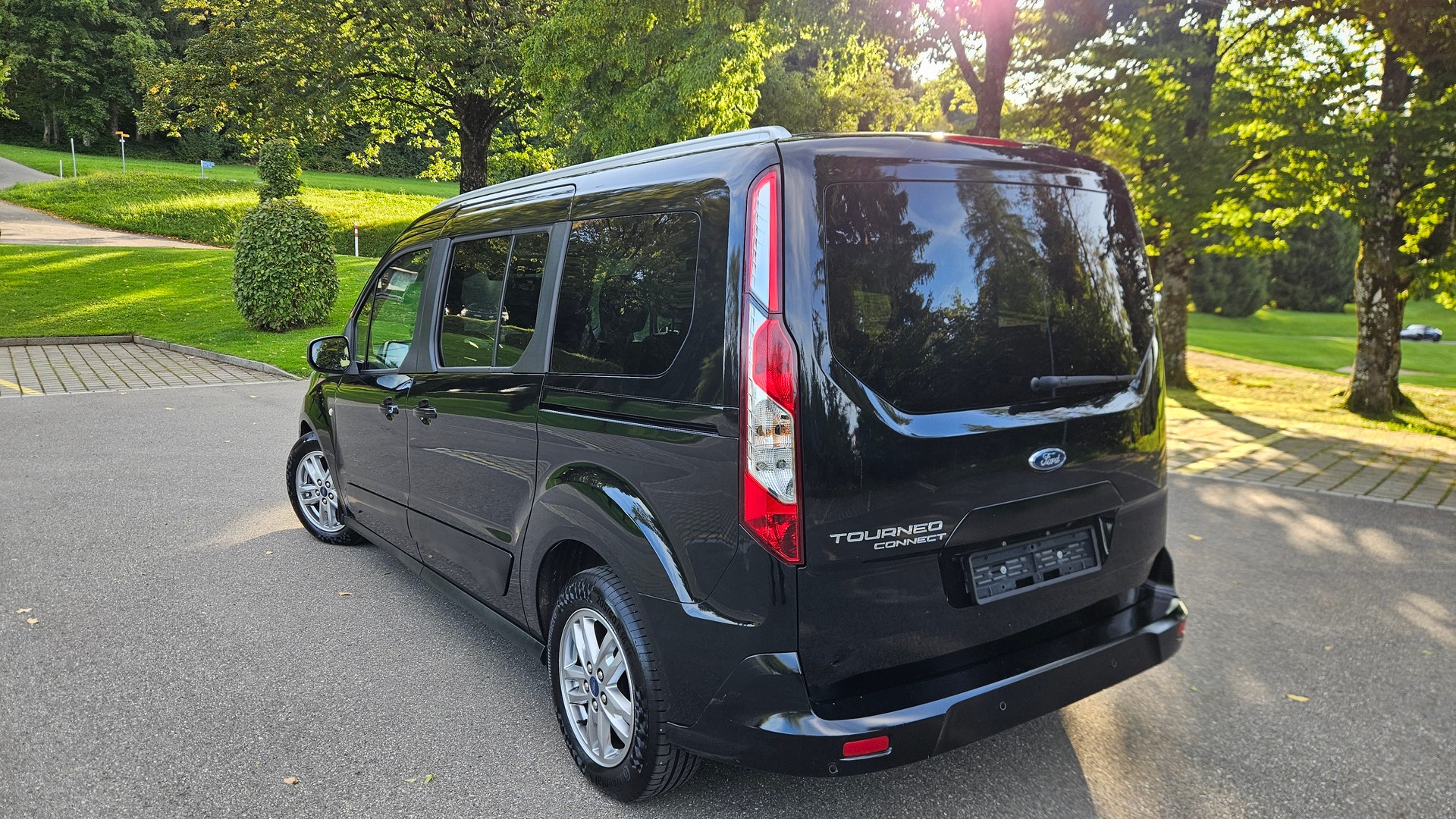 FORD Grand Tourneo Connect 1.5 EcoBlue Titanium Automat-image-1