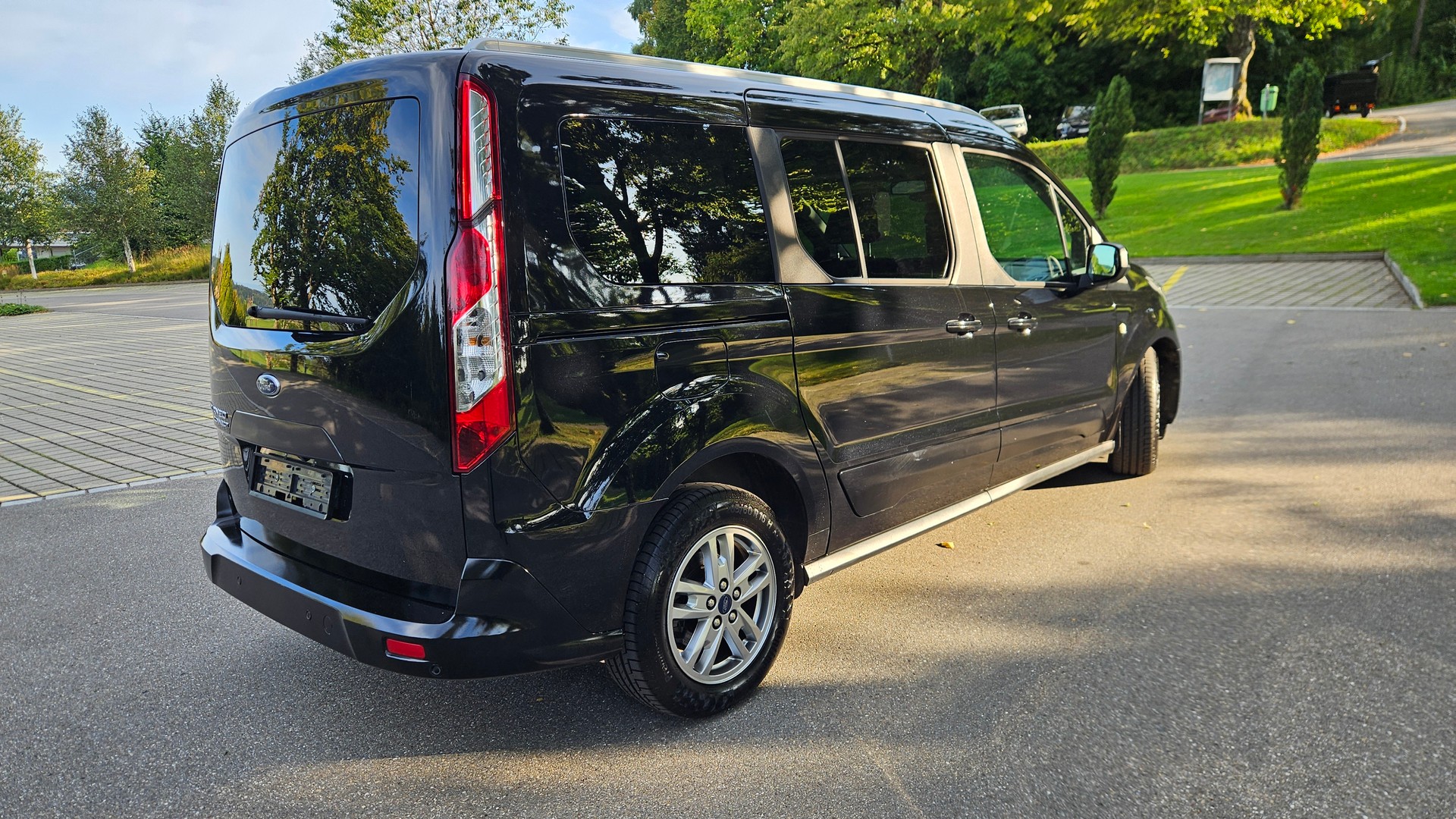 FORD Grand Tourneo Connect 1.5 EcoBlue Titanium Automat-image-2