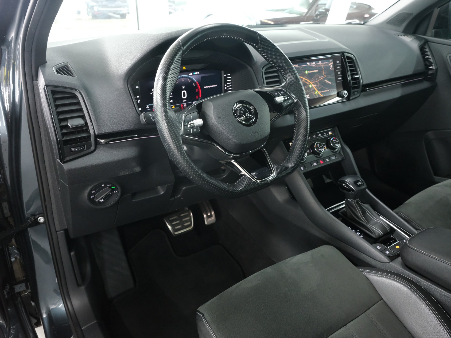 SKODA Karoq 1.5 TSI ACT SportLine DSG *Panorama-Schiebedach*-image-9