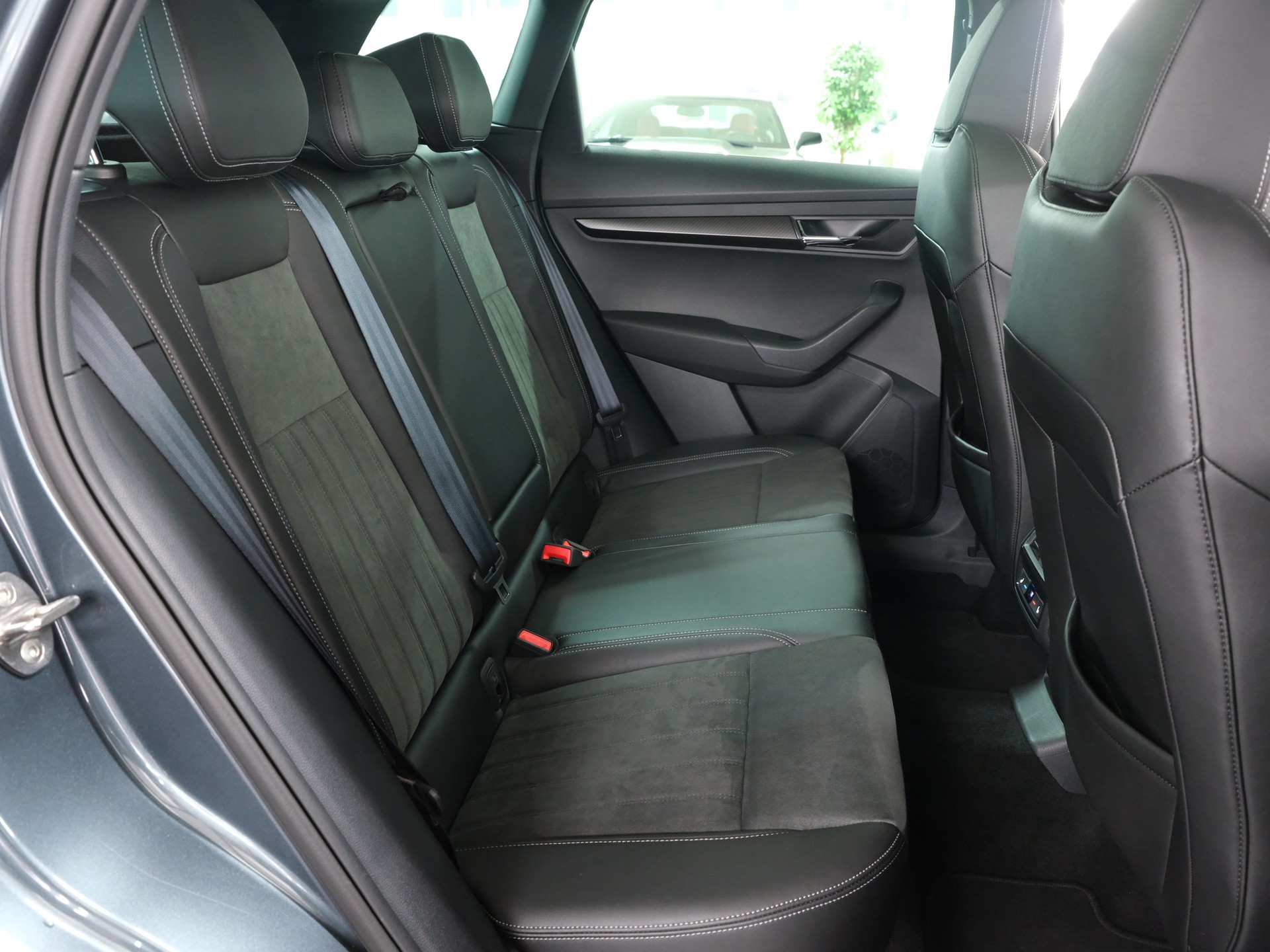 SKODA Karoq 1.5 TSI ACT SportLine DSG *Panorama-Schiebedach*-image-16