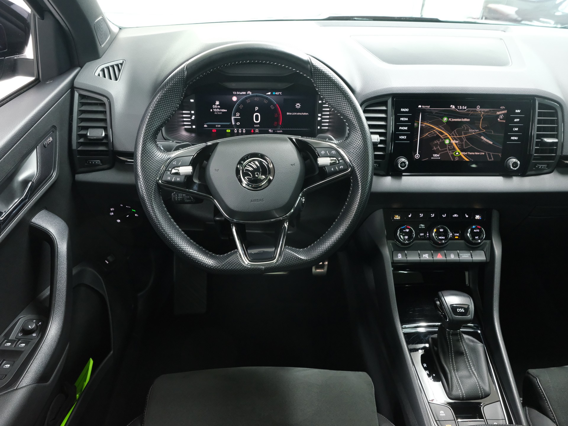 SKODA Karoq 1.5 TSI ACT SportLine DSG *Panorama-Schiebedach*-image-12
