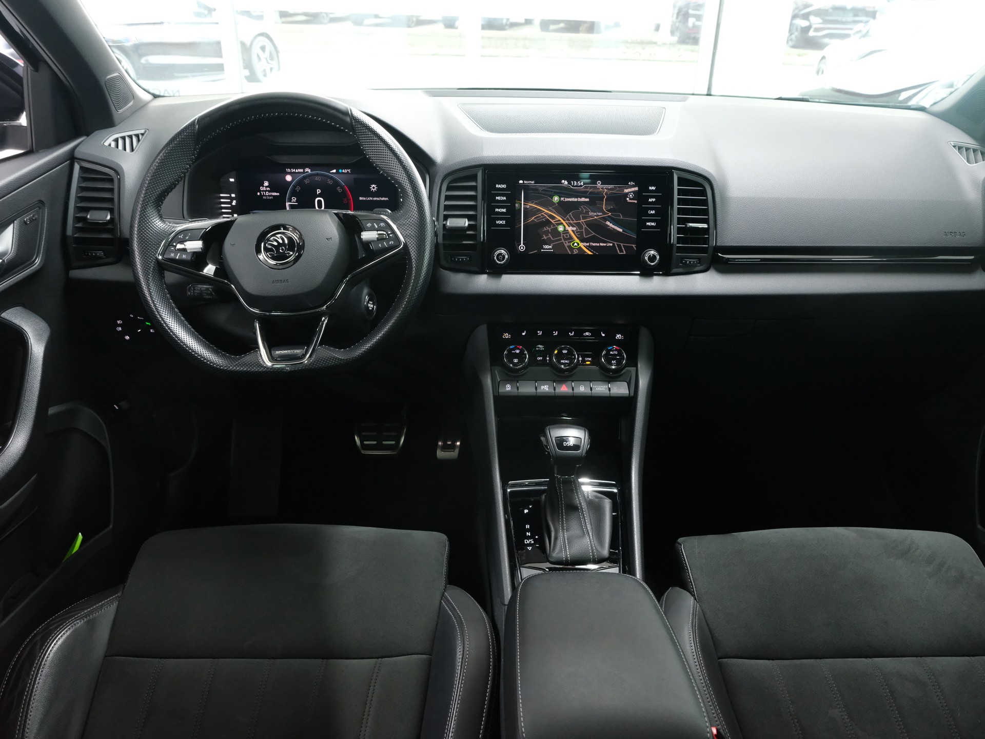 SKODA Karoq 1.5 TSI ACT SportLine DSG *Panorama-Schiebedach*-image-13