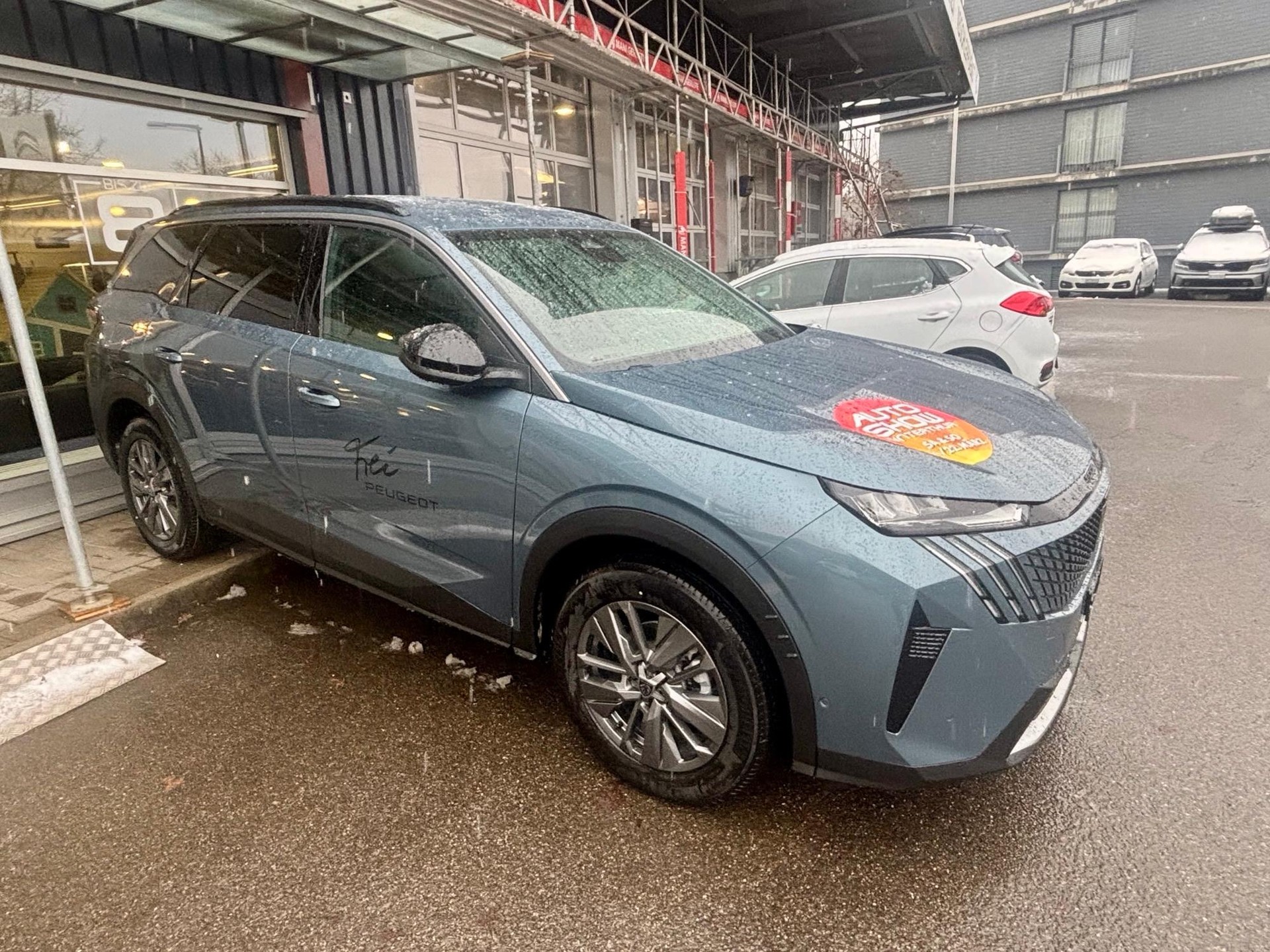PEUGEOT 5008 1.2 Hybrid Allure-image-1