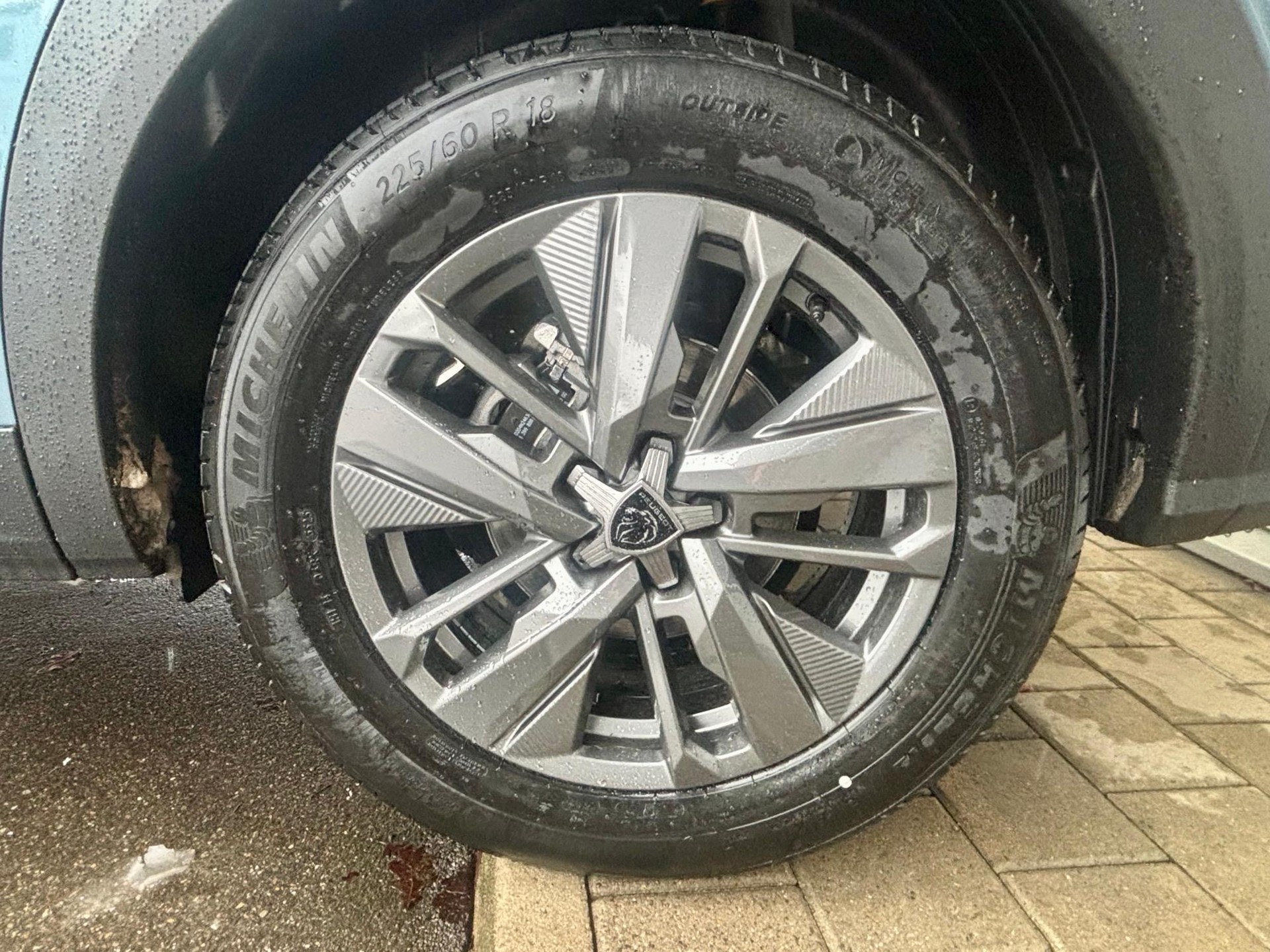 PEUGEOT 5008 1.2 Hybrid Allure-image-12