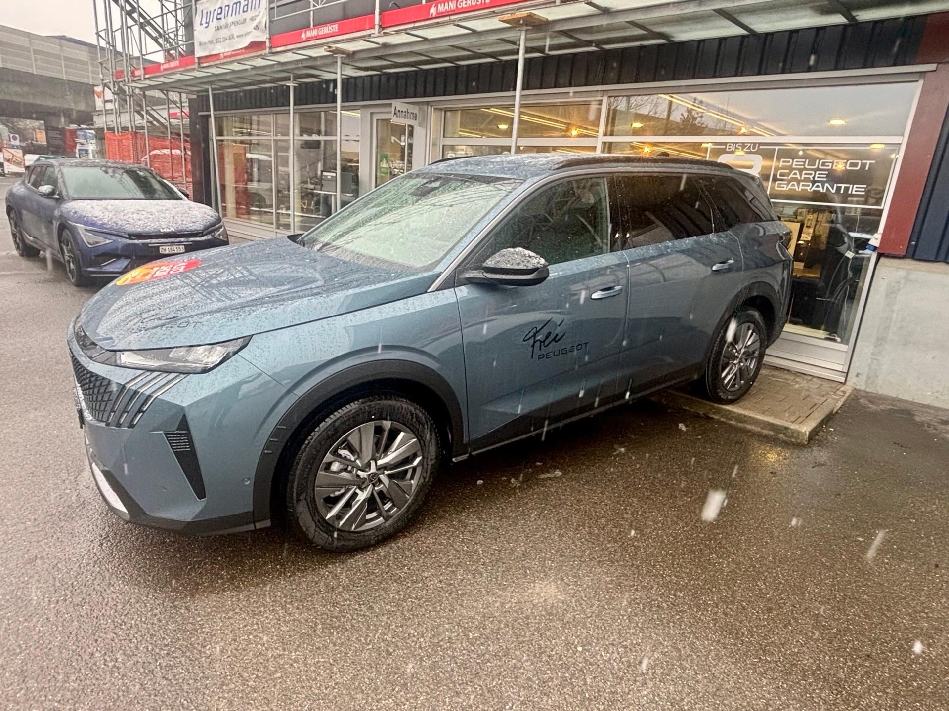 PEUGEOT 5008 1.2 Hybrid Allure-image-2