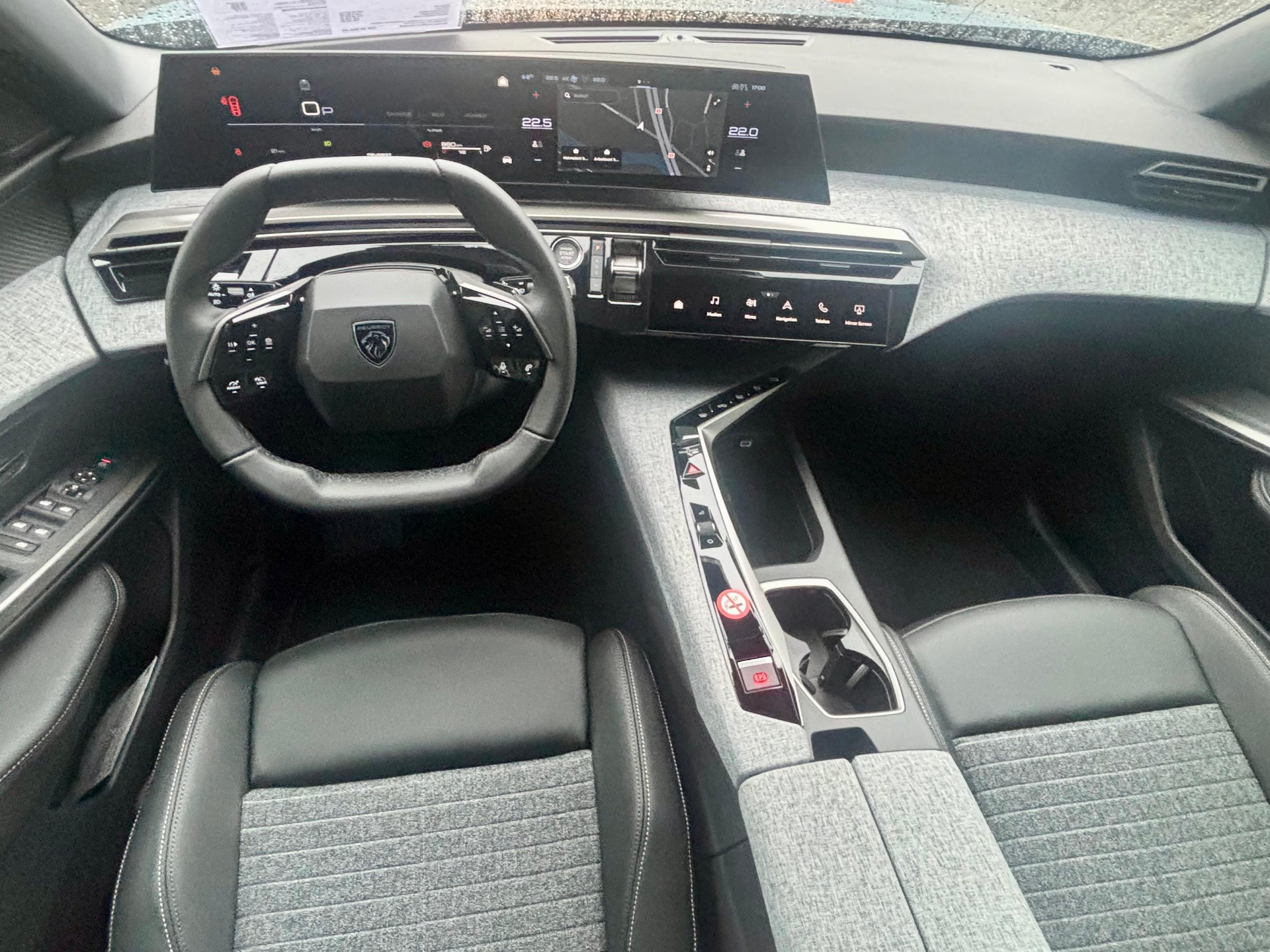 PEUGEOT 5008 1.2 Hybrid Allure-image-6