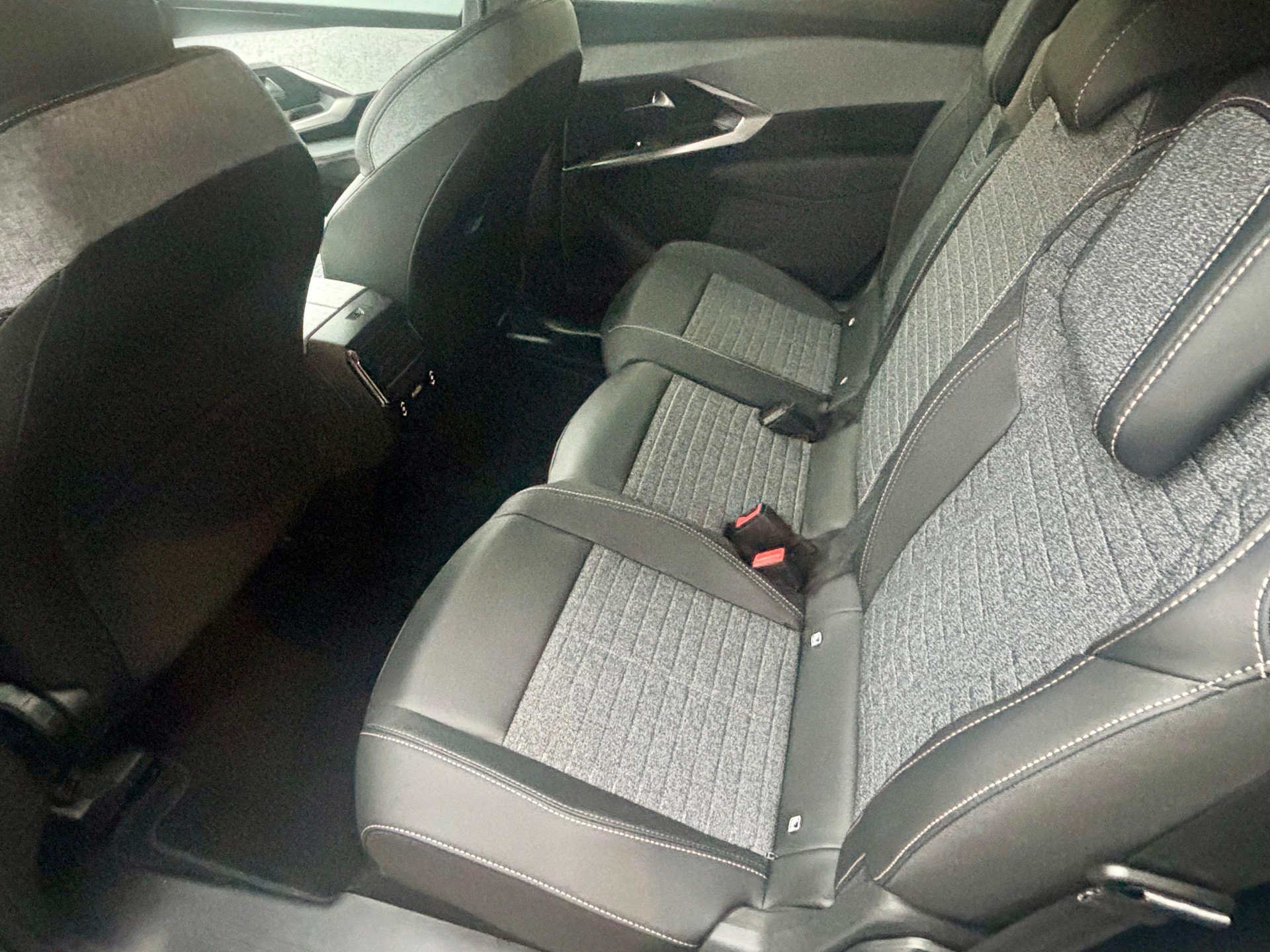 PEUGEOT 5008 1.2 Hybrid Allure-image-9