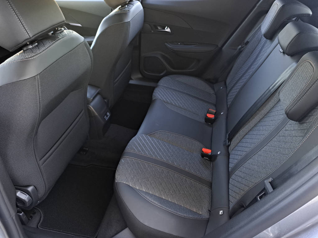 PEUGEOT 2008 1.2 Hybrid 145cv Allure (8 ans de garantie)-image-9