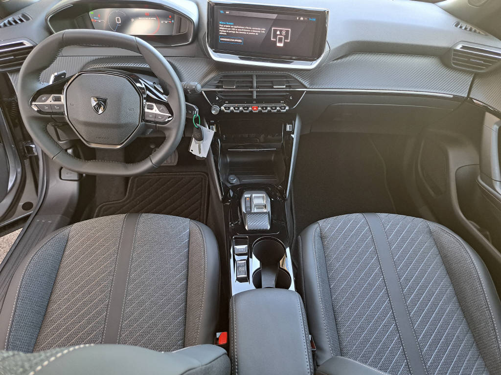 PEUGEOT 2008 1.2 Hybrid 145cv Allure (8 ans de garantie)-image-11