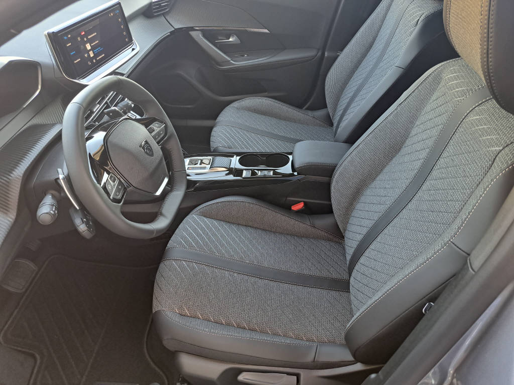 PEUGEOT 2008 1.2 Hybrid 145cv Allure (8 ans de garantie)-image-7