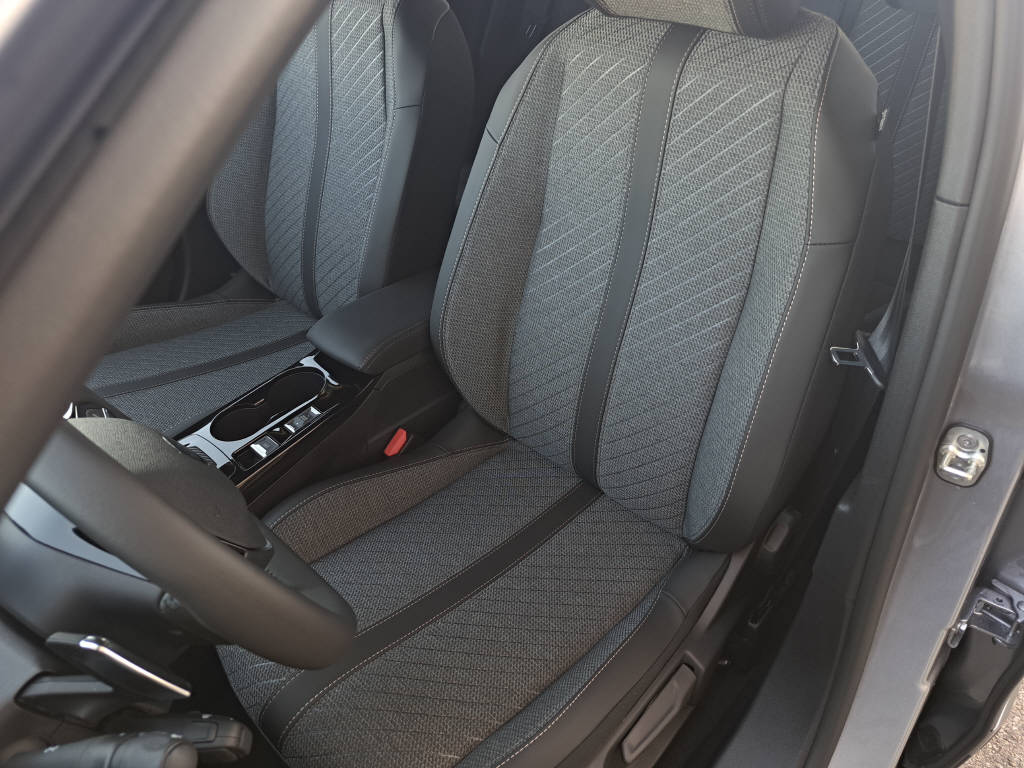PEUGEOT 2008 1.2 Hybrid 145cv Allure (8 ans de garantie)-image-8