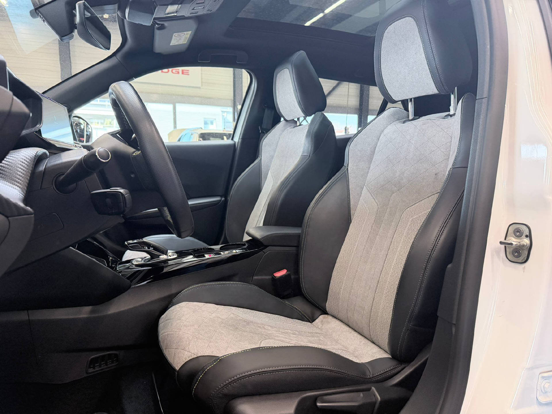 PEUGEOT 2008 e-GT Pack-image-7