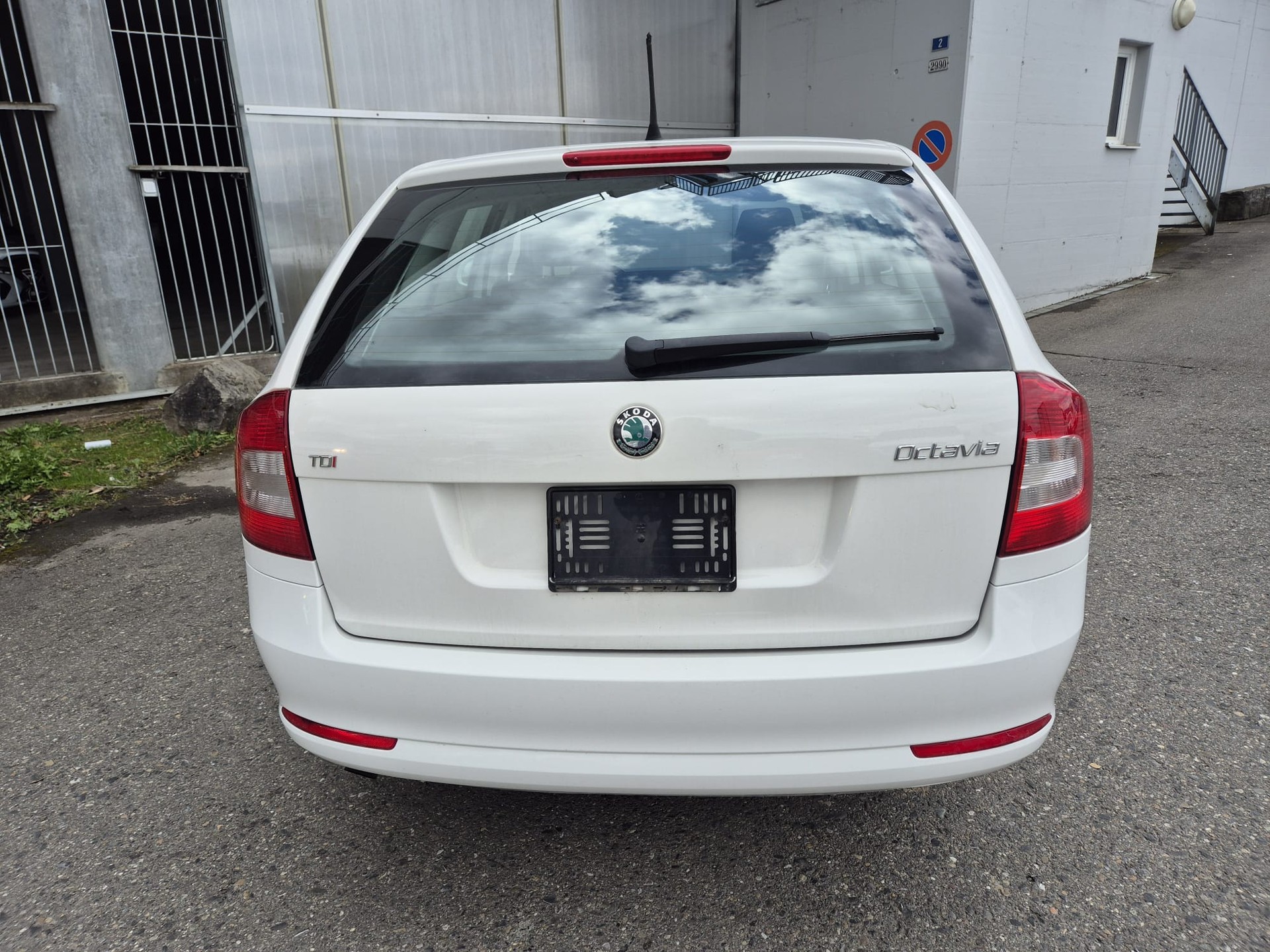 SKODA Octavia Combi 2.0 TDI Elegance-image-4