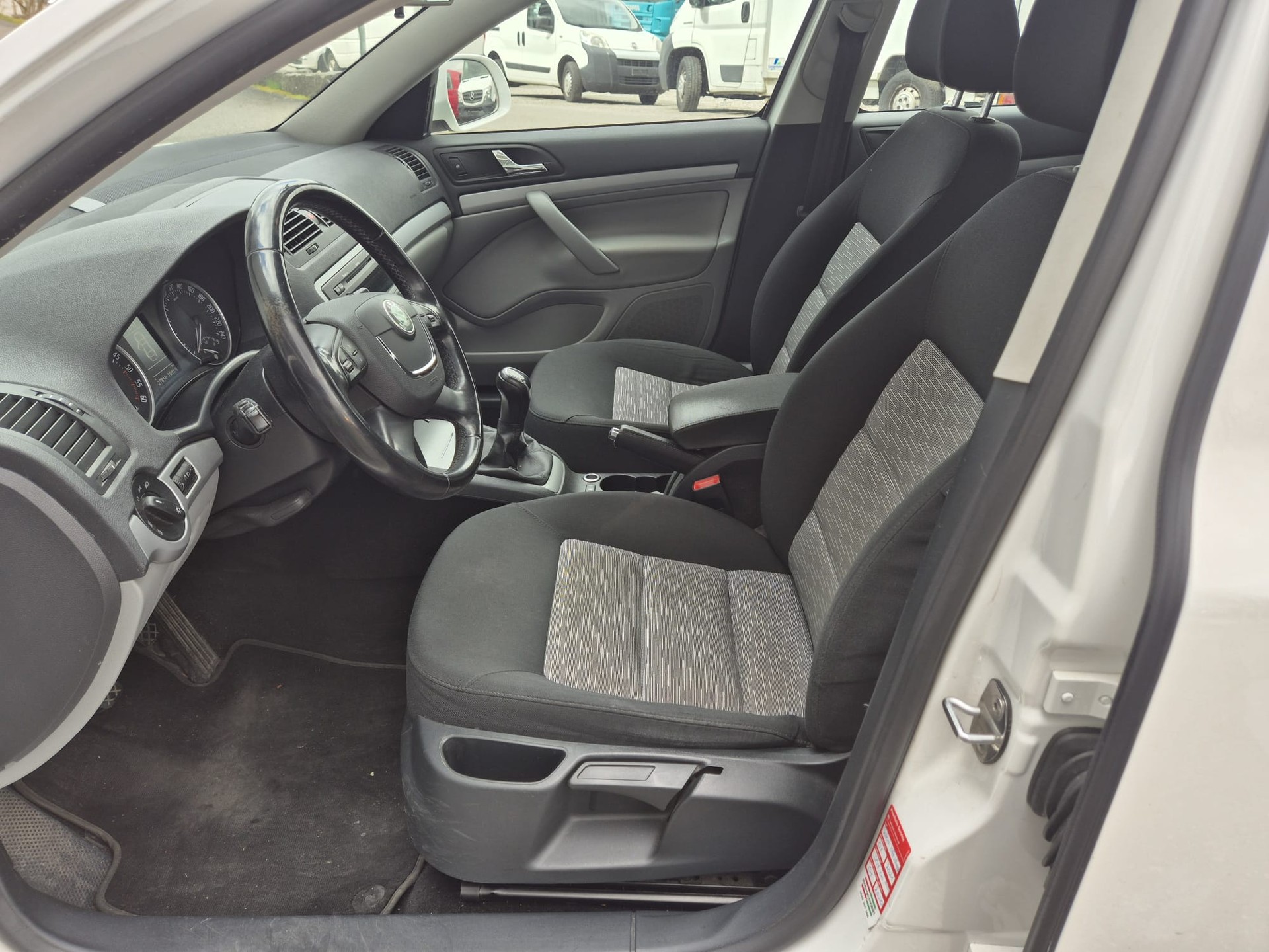 SKODA Octavia Combi 2.0 TDI Elegance-image-11