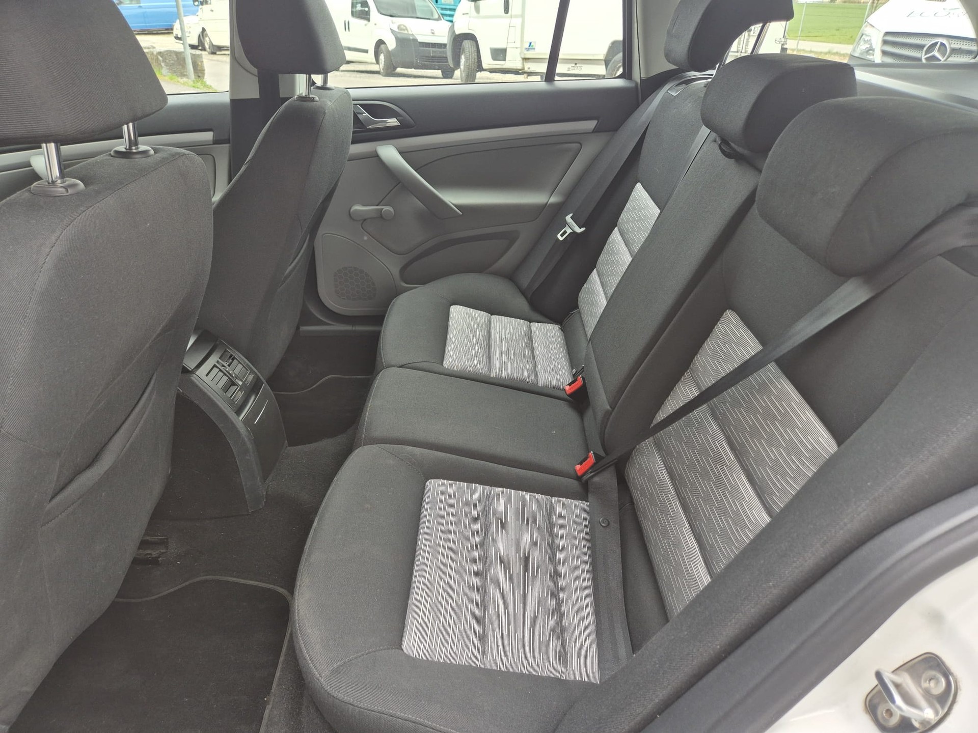SKODA Octavia Combi 2.0 TDI Elegance-image-10