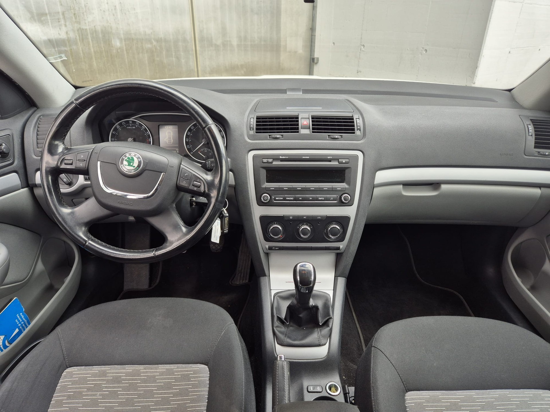 SKODA Octavia Combi 2.0 TDI Elegance-image-9