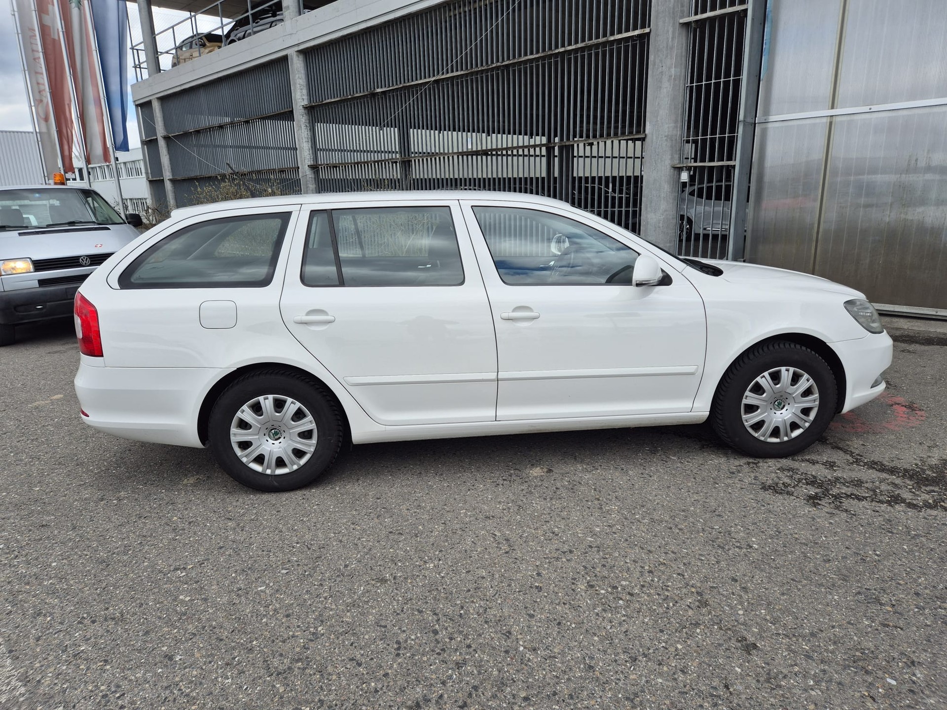 SKODA Octavia Combi 2.0 TDI Elegance-image-3