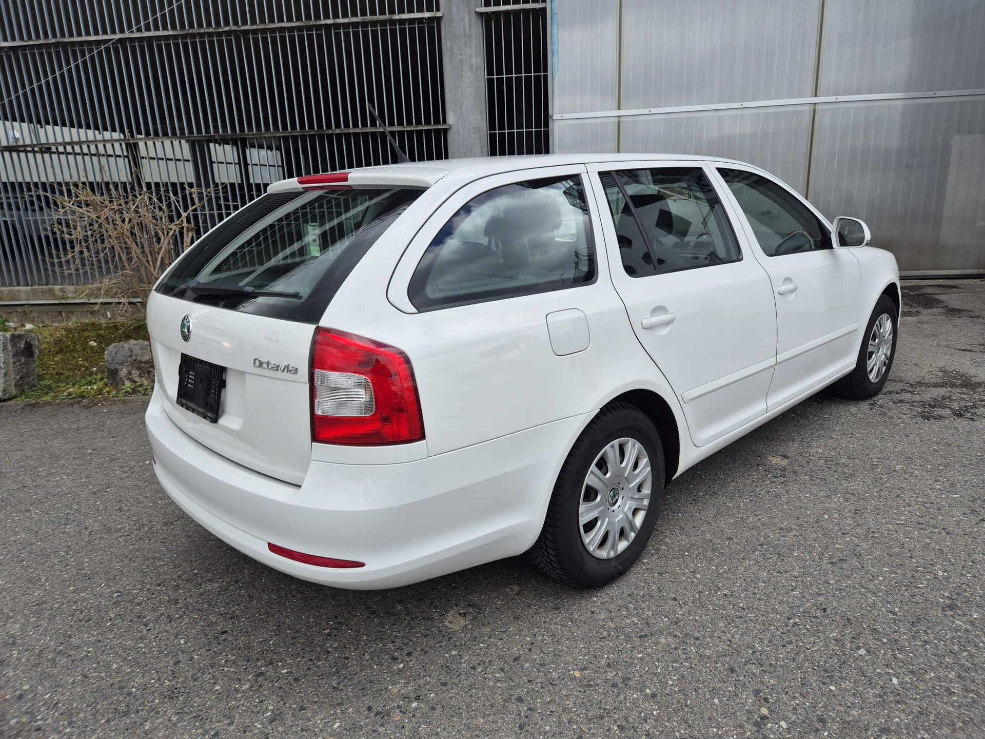 SKODA Octavia Combi 2.0 TDI Elegance-image-6