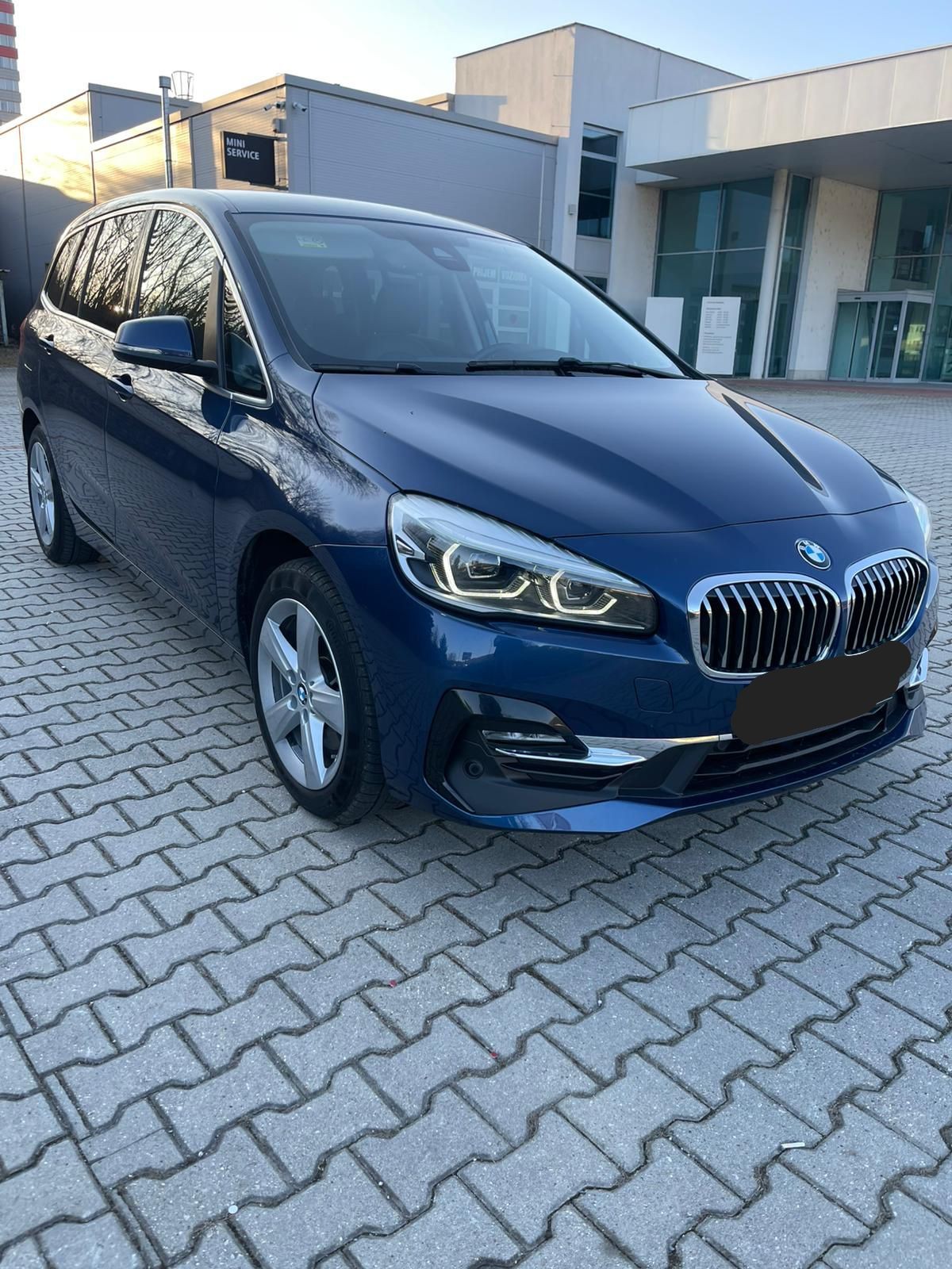 BMW 218i Gran Tourer Luxury Line-image-1
