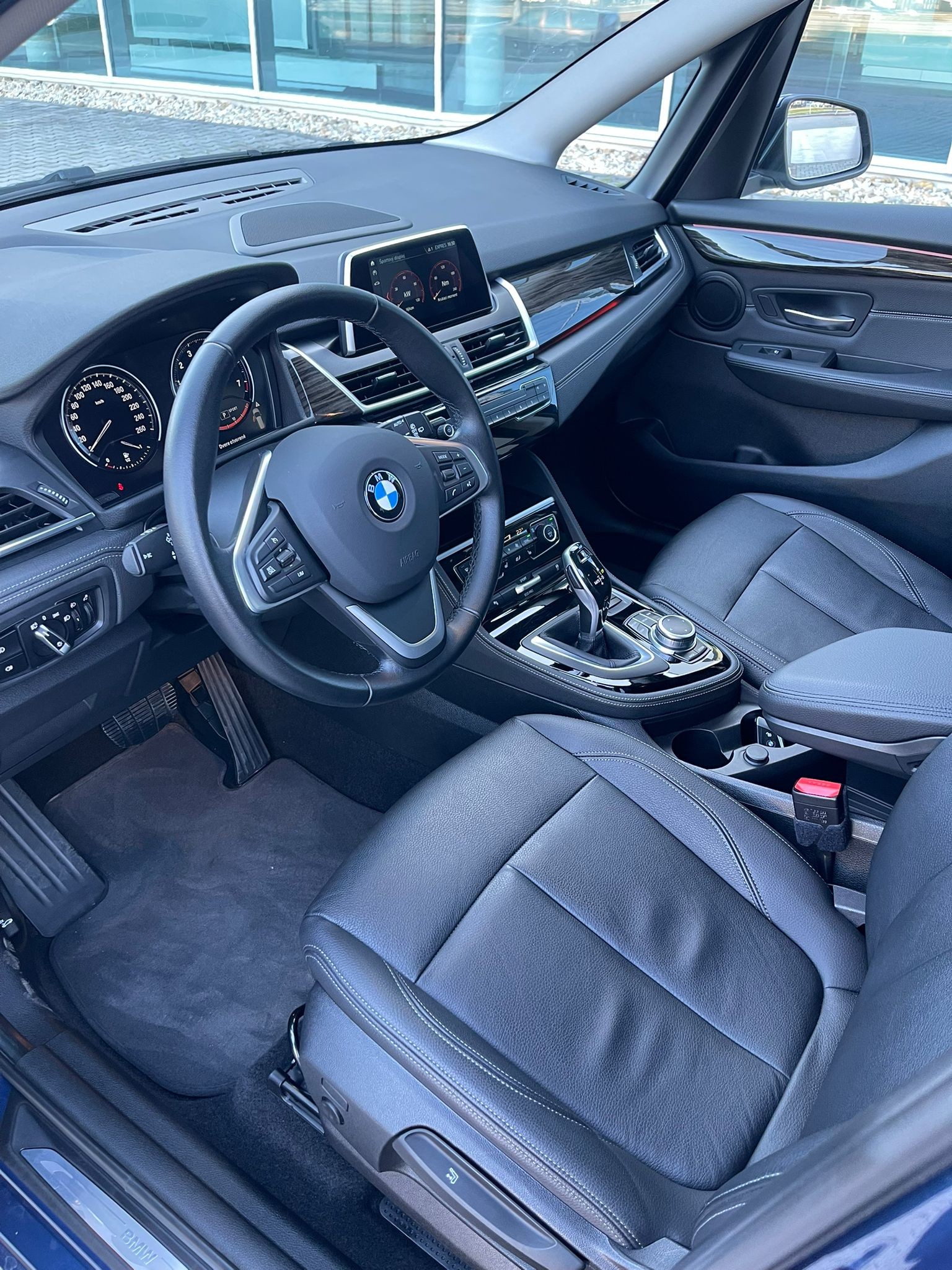 BMW 218i Gran Tourer Luxury Line-image-3