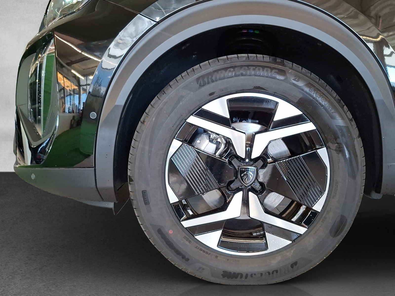 PEUGEOT 2008 1.2 Hybrid 145 Allure Premium-image-15