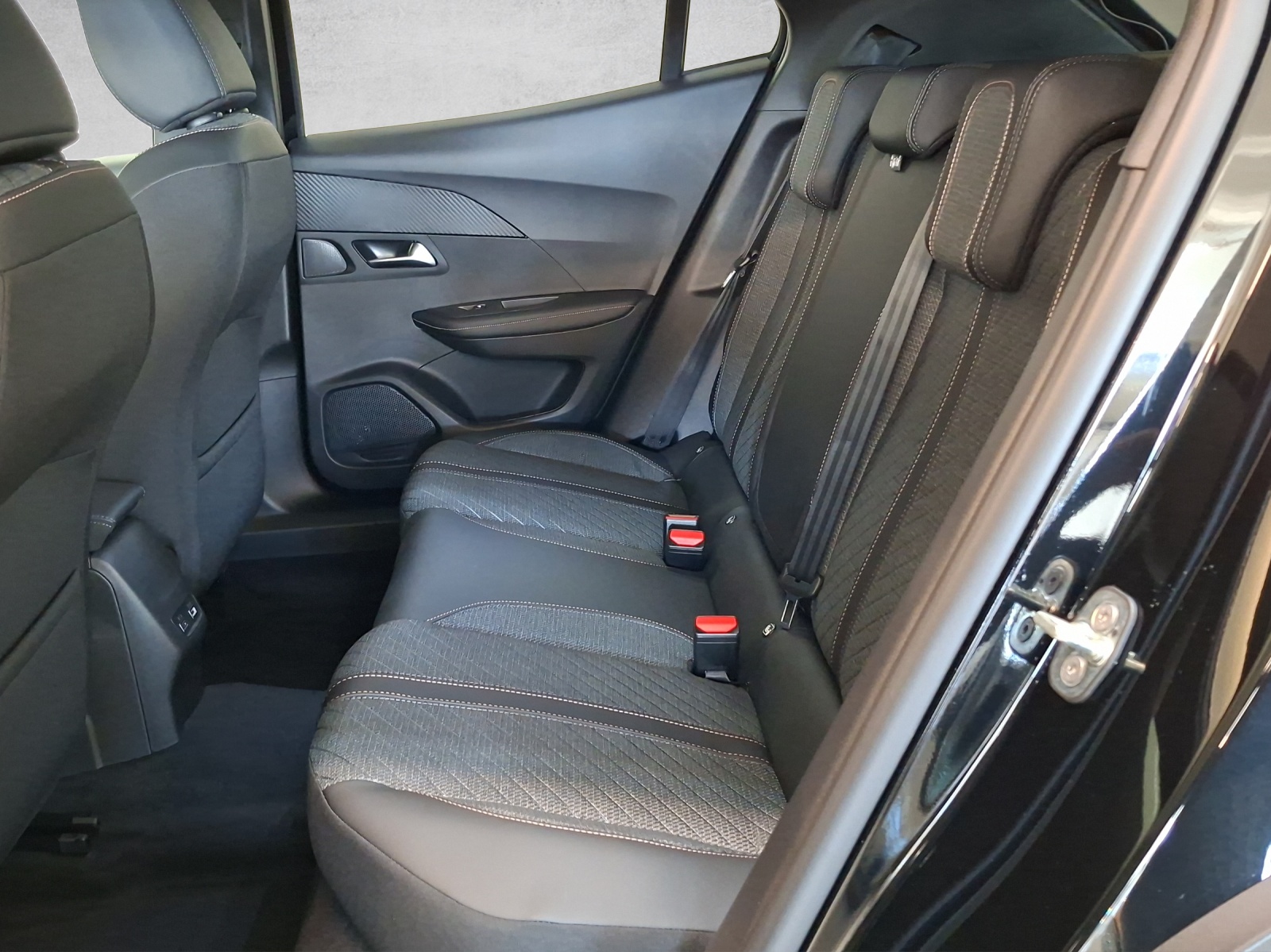 PEUGEOT 2008 1.2 Hybrid 145 Allure Premium-image-11