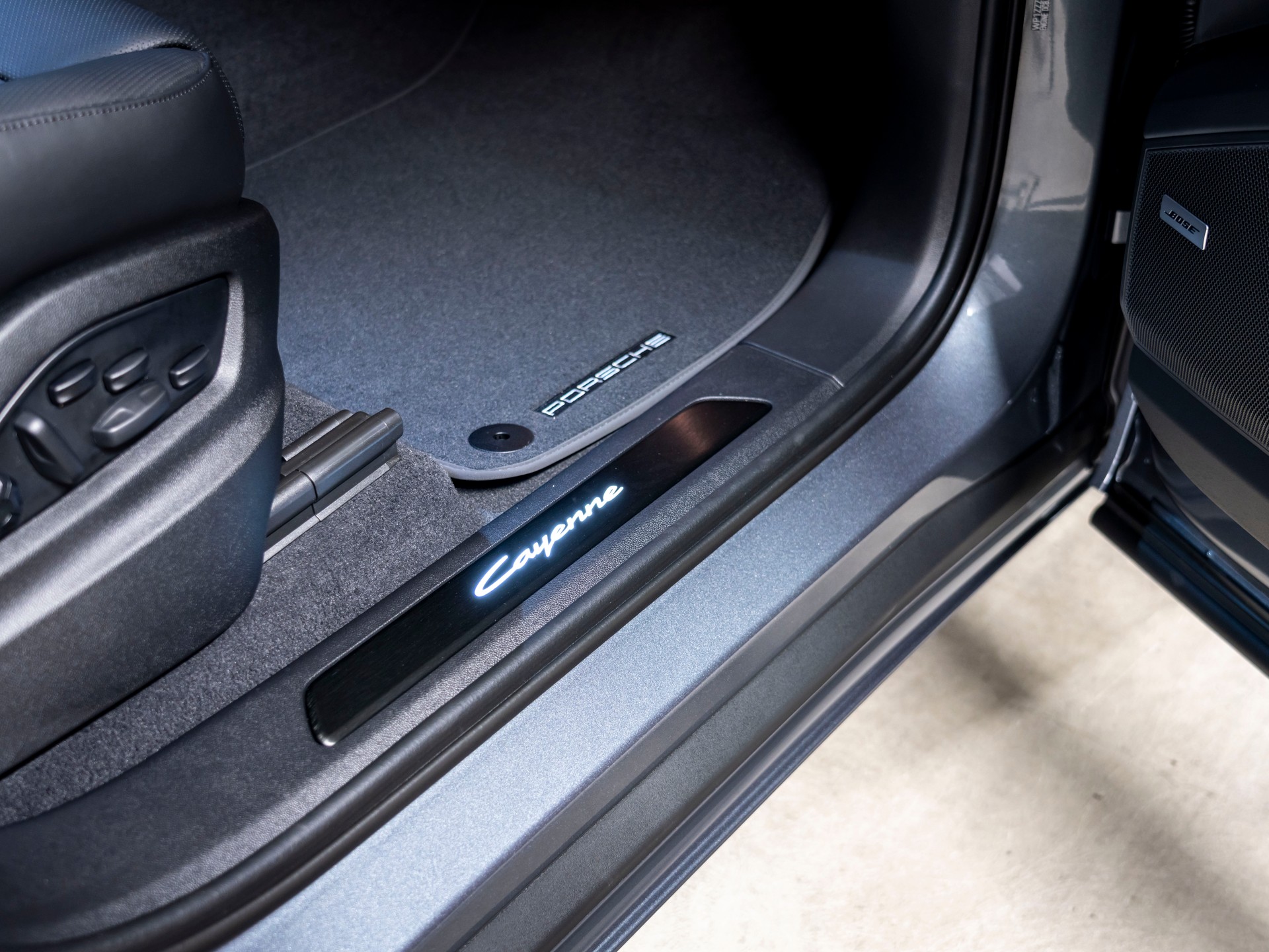 PORSCHE Cayenne Coupé E-Hybrid Black Edition Tiptronic-image-9