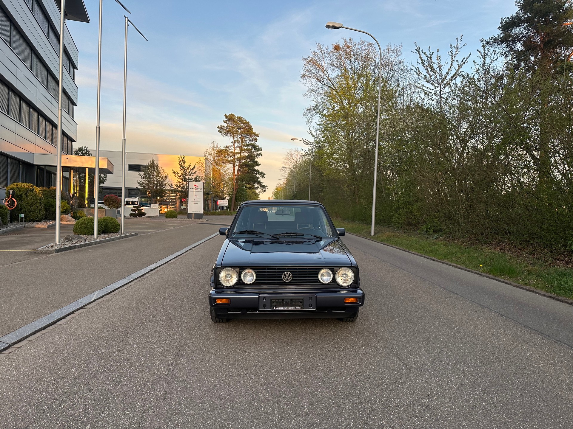 VW Golf Cabriolet 1800 (Night Blue Special)-image-15