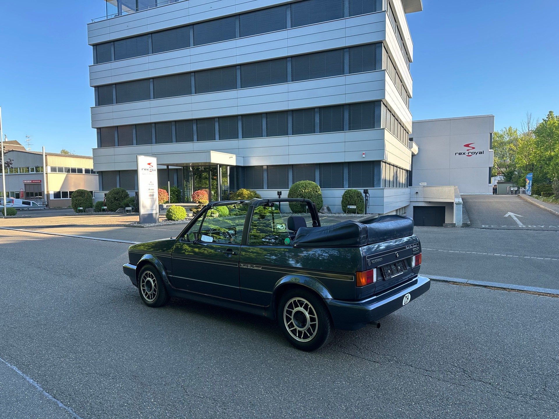 VW Golf Cabriolet 1800 (Night Blue Special)-image-4